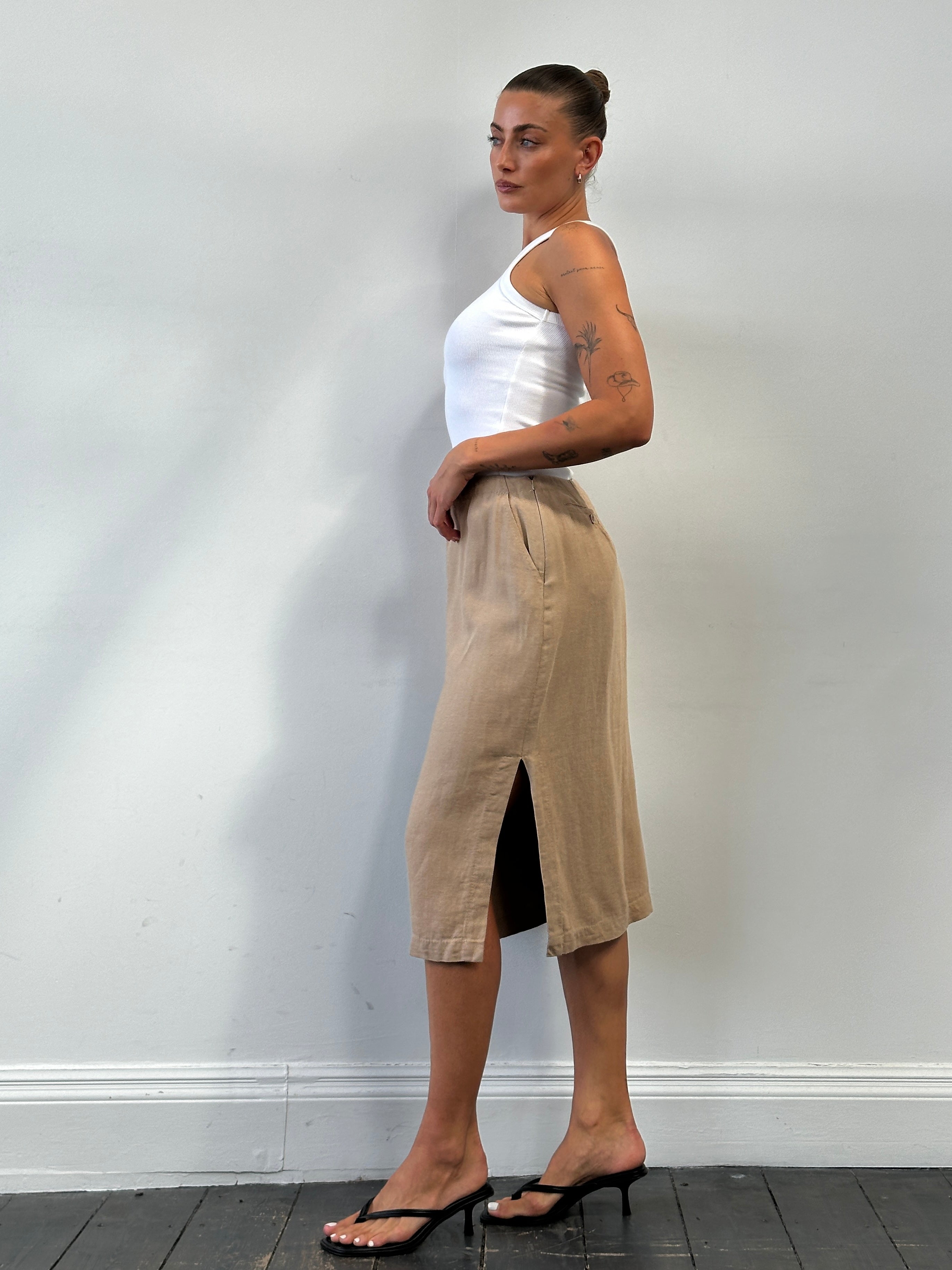 Max Mara pure linen midi skirt in W28, showcasing a stylish, lightweight skirt with a relaxed fit and elegant design.