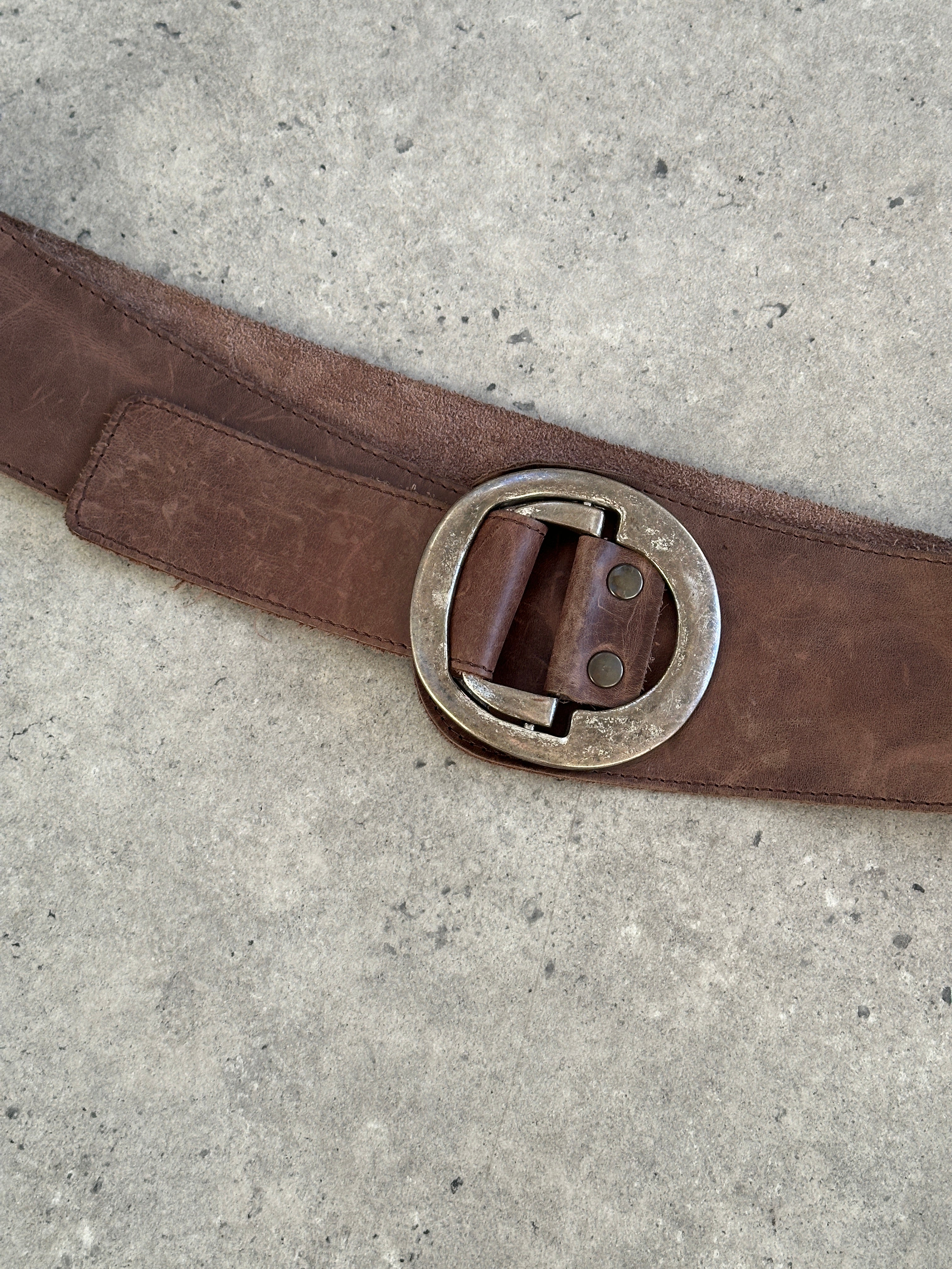 Vintage 1990s chunky leather belt with brass buckle, W35-38, featuring distressed brown leather and vintage-style detailing.