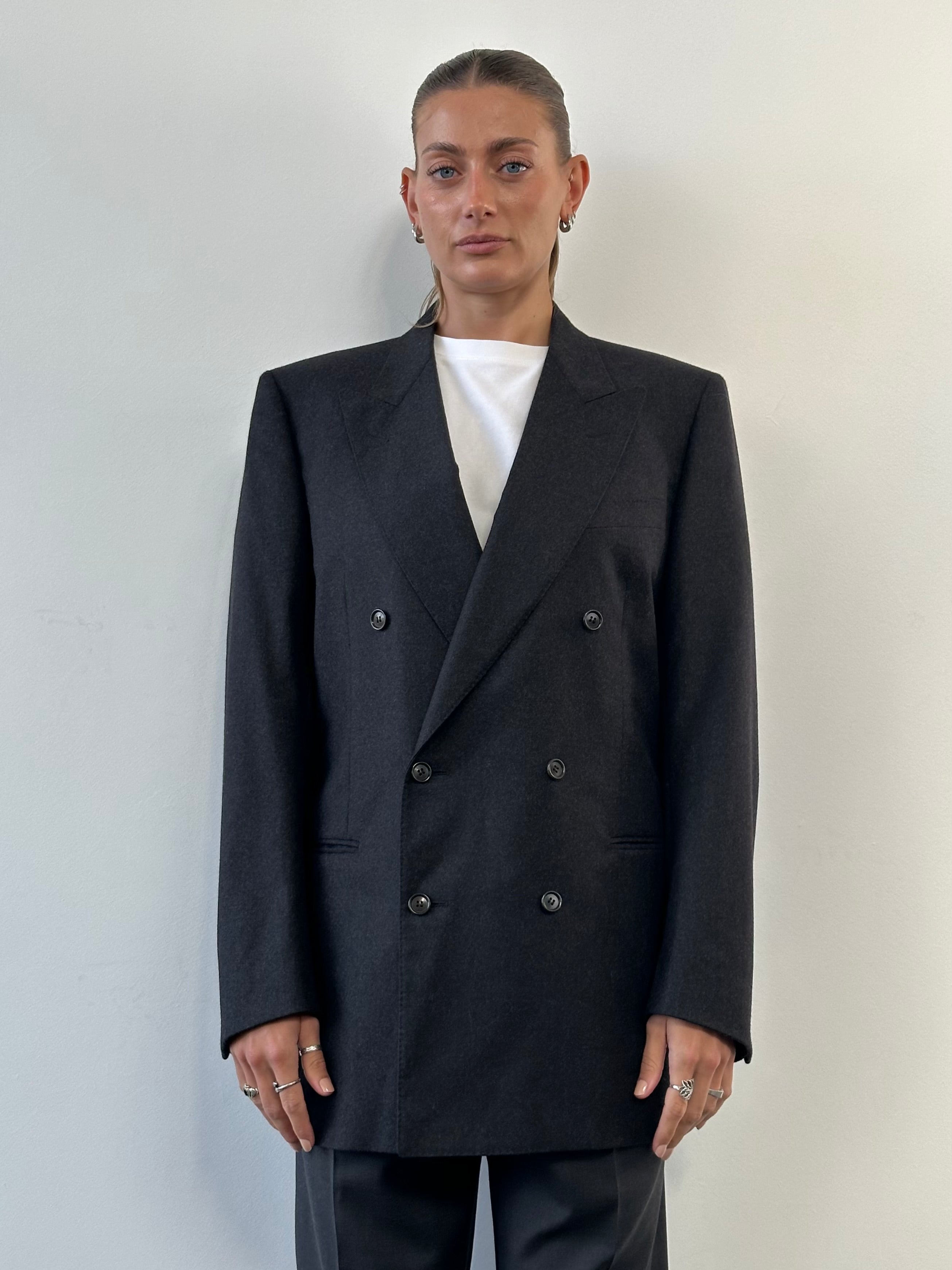 Vintage Italian double-breasted blazer in size M/L, tailored fit with classic lapels and button details, stylish vintage men's blazer