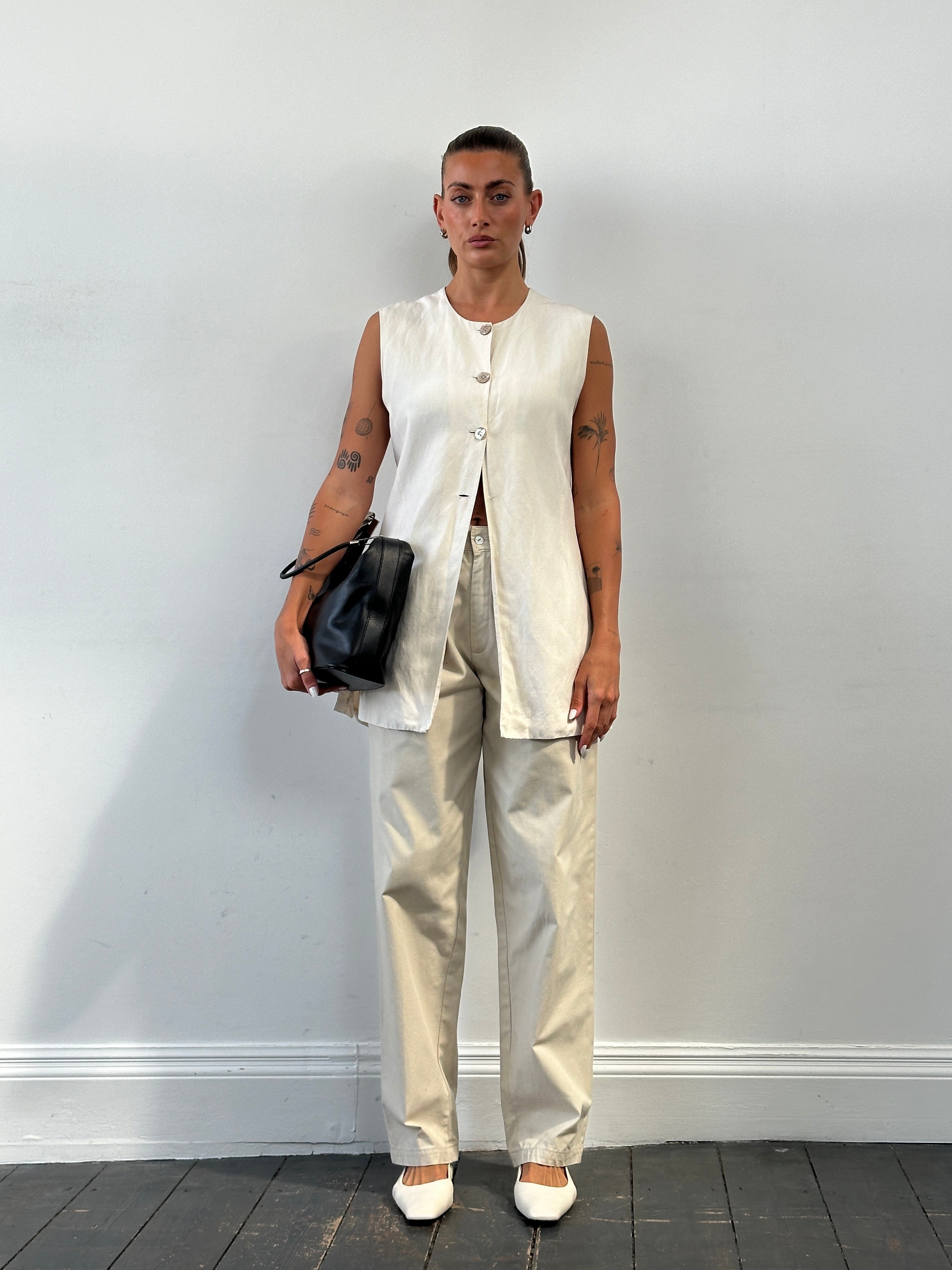 Vintage high waisted pleated trousers in W28, showcasing classic design, tailored fit, and pleated front in a vintage style.
