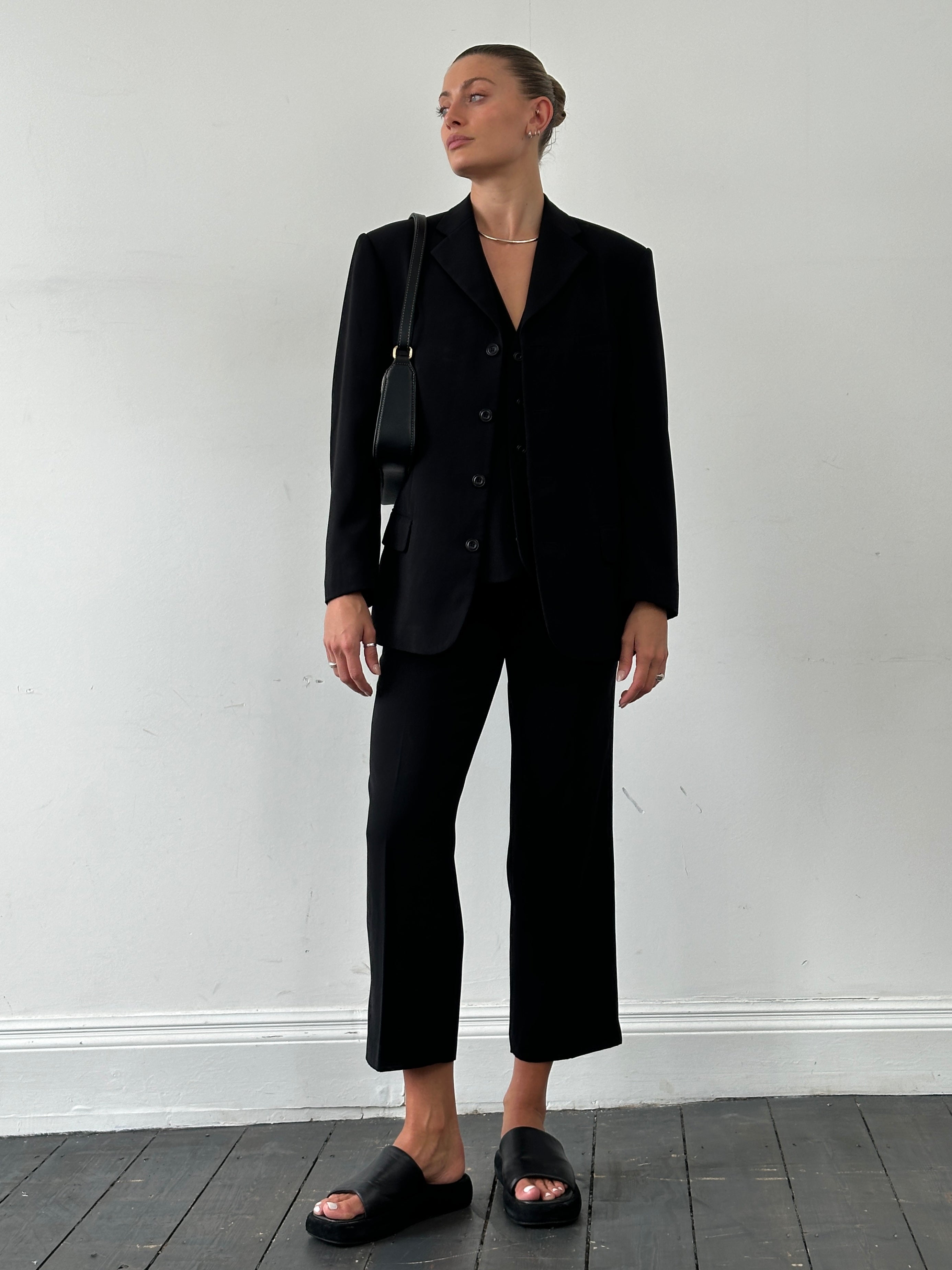 Vintage single-breasted three-piece suit in size 36R/W28, tailored with classic lapels and matching vest and trousers.