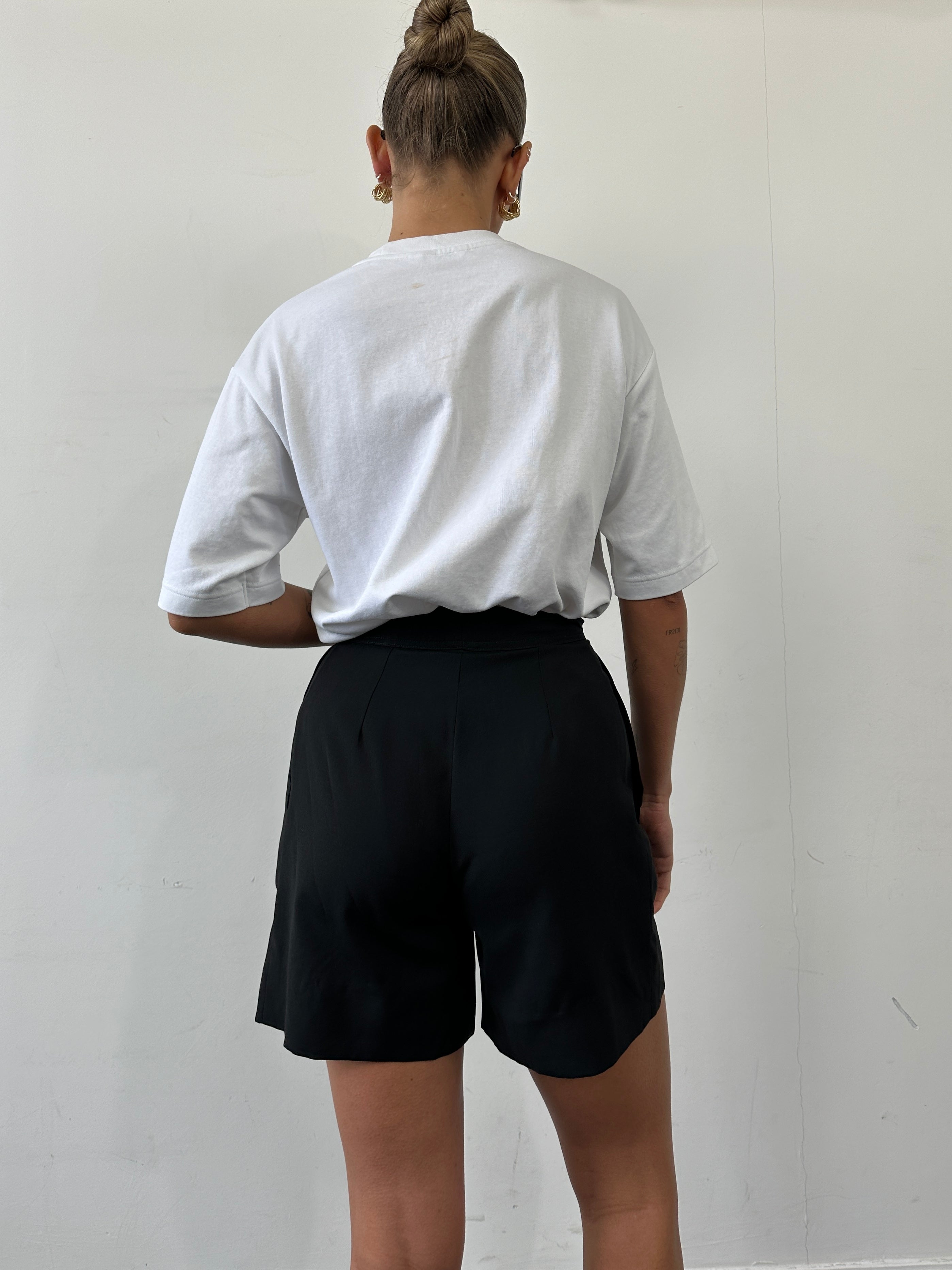 Vintage cotton high-waisted pleated shorts in W24, featuring a classic vintage style with a relaxed fit and front pleats.