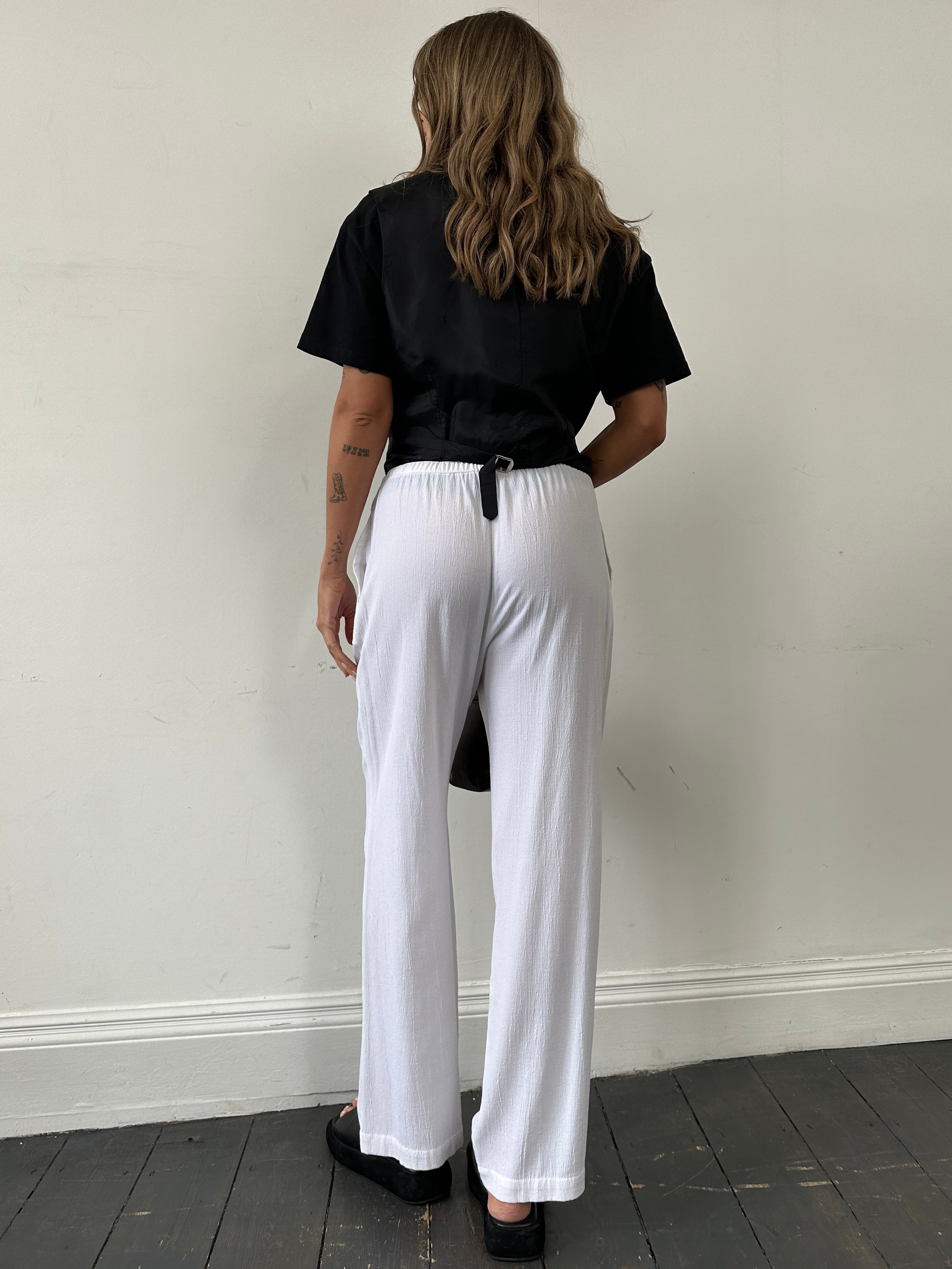 Vintage wide-leg pull-on trousers with elasticated waist and crinkle effect in size W28-32, showing relaxed fit and textured fabric.