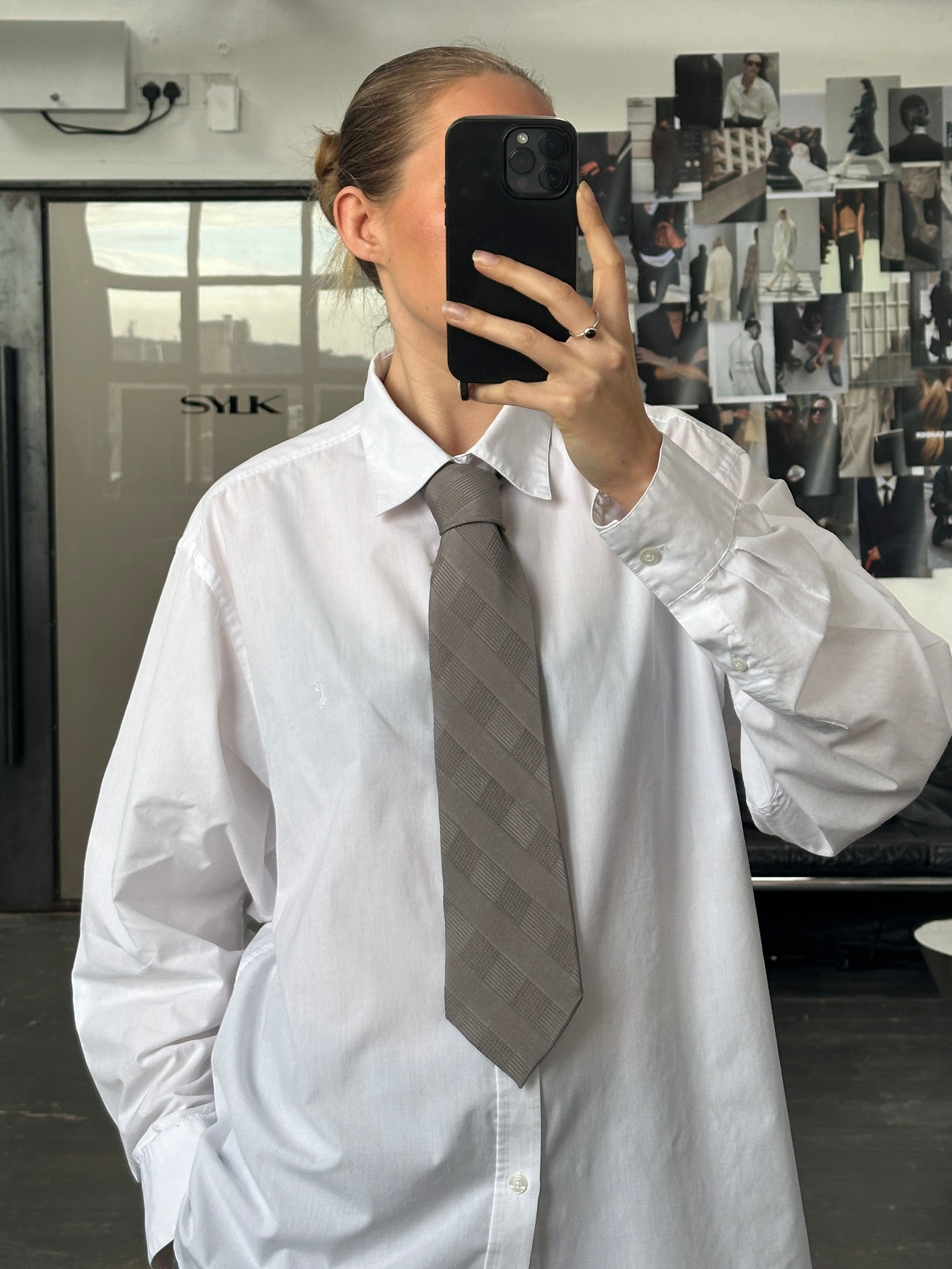 Armani Collezioni 1990s pure silk tie with diagonal stripe pattern, showcasing elegant craftsmanship and classic style.