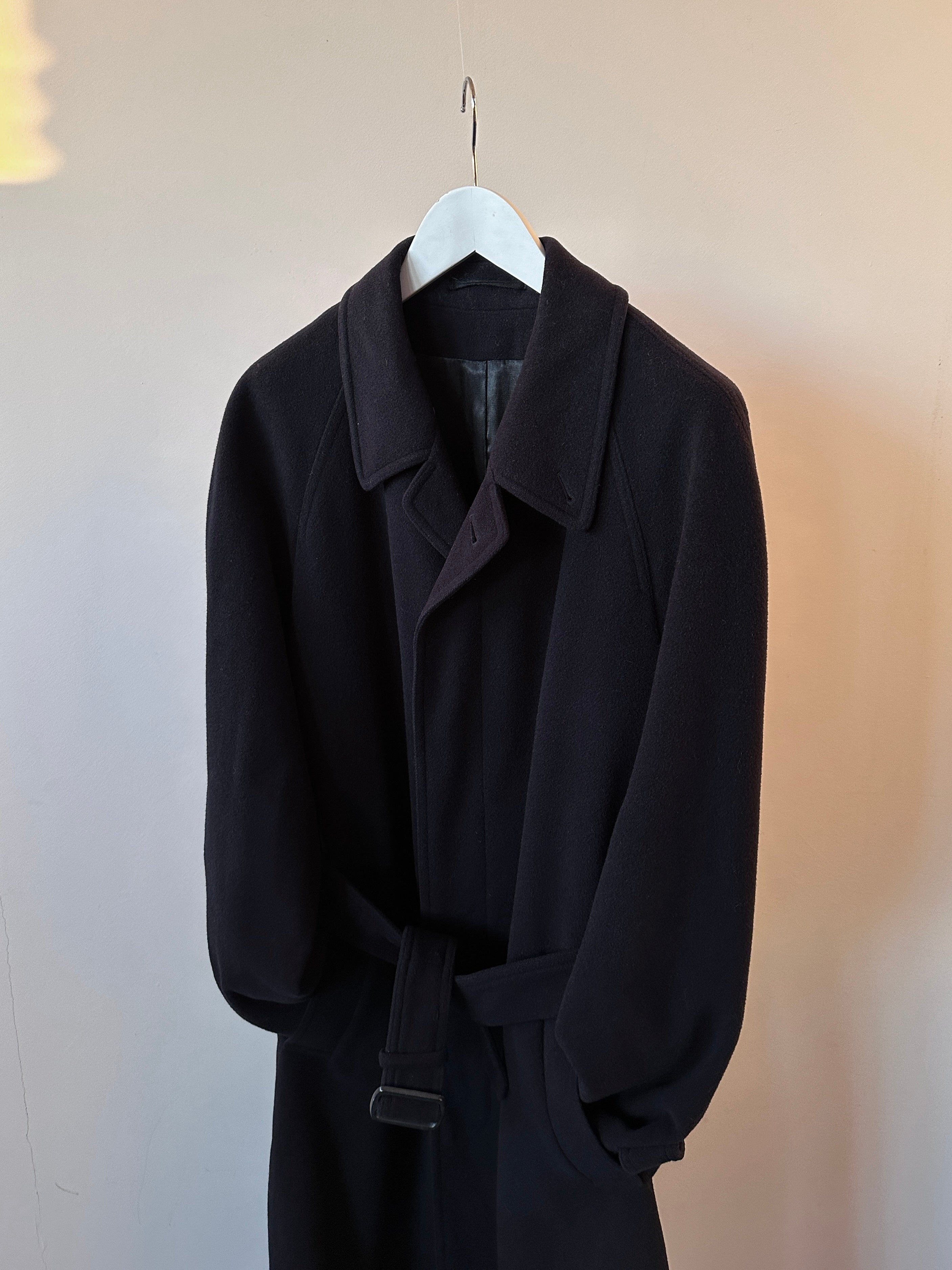 Vintage pure wool belted coat with concealed placket, oversized XL style, featuring classic design and warm, textured fabric.