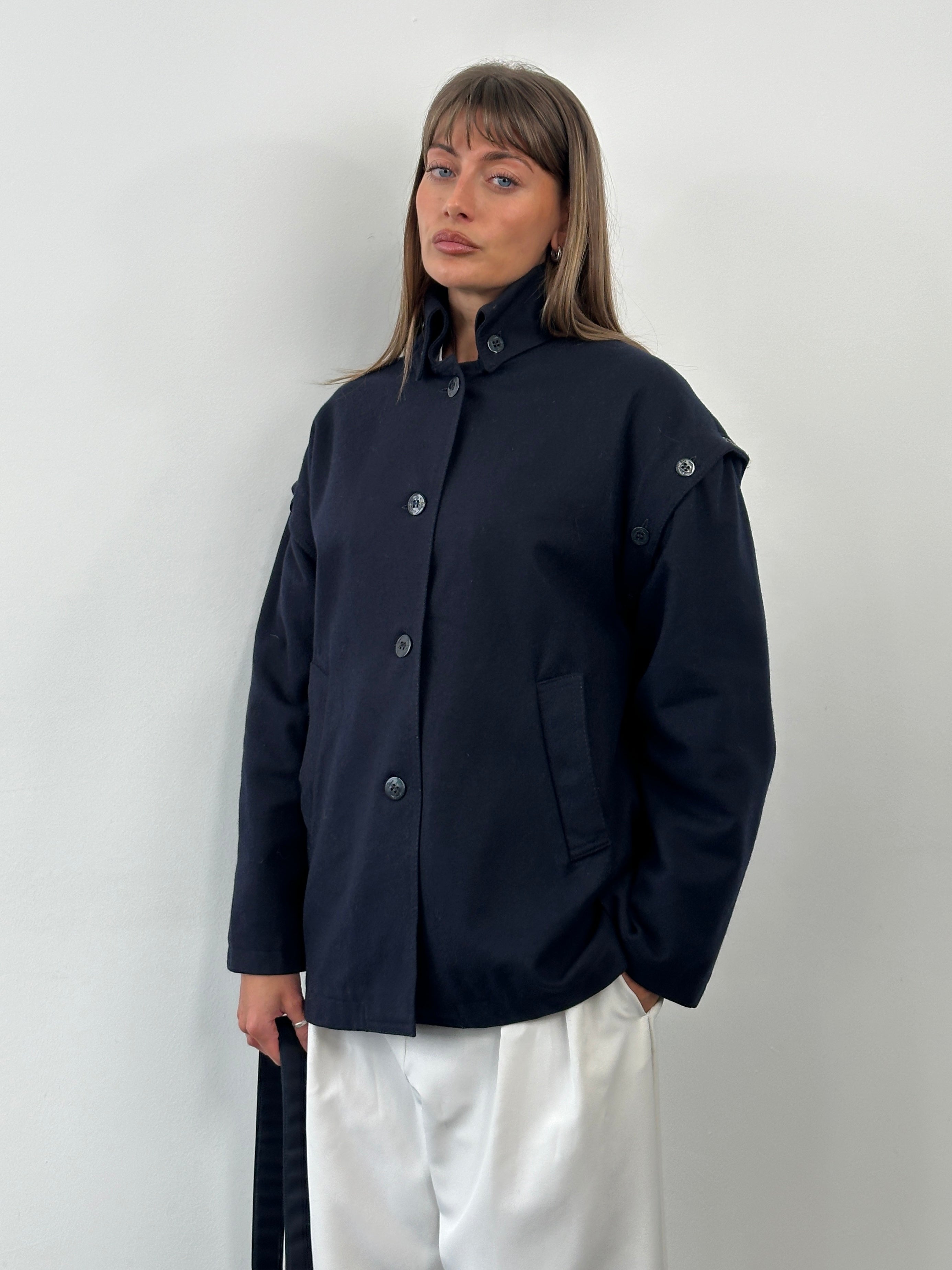 Vintage Italian 1990s wool jacket with detachable sleeves, size L/XL, featuring classic vintage design and warm textured fabric.