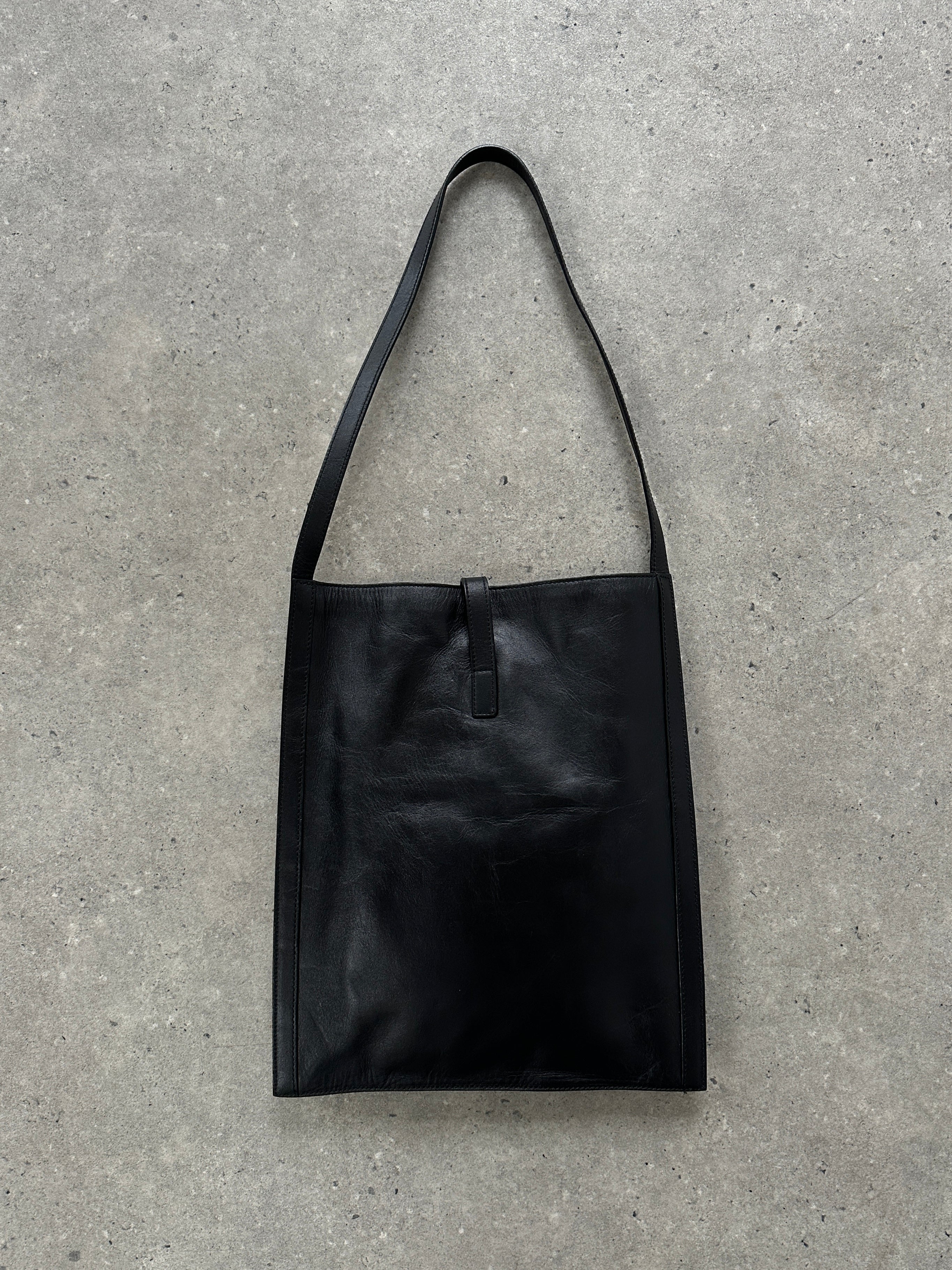 Gucci minimal rectangle leather bag with sleek design and gold hardware, showcasing a stylish accessory for everyday use.