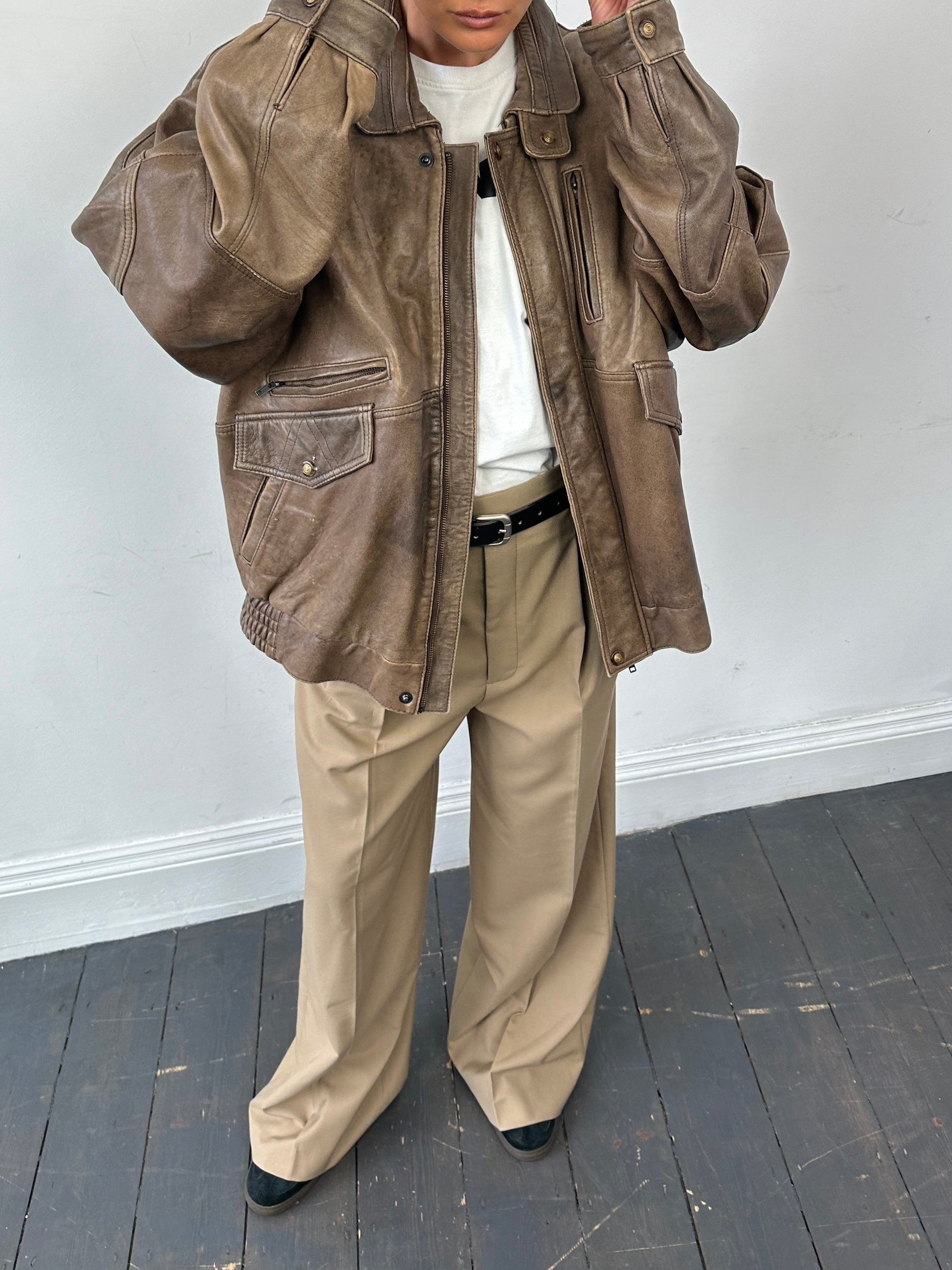 Vintage Leather Bomber Jacket in XL/XXL, featuring classic design, brown leather, ribbed cuffs, and collar, tailored for a timeless look.