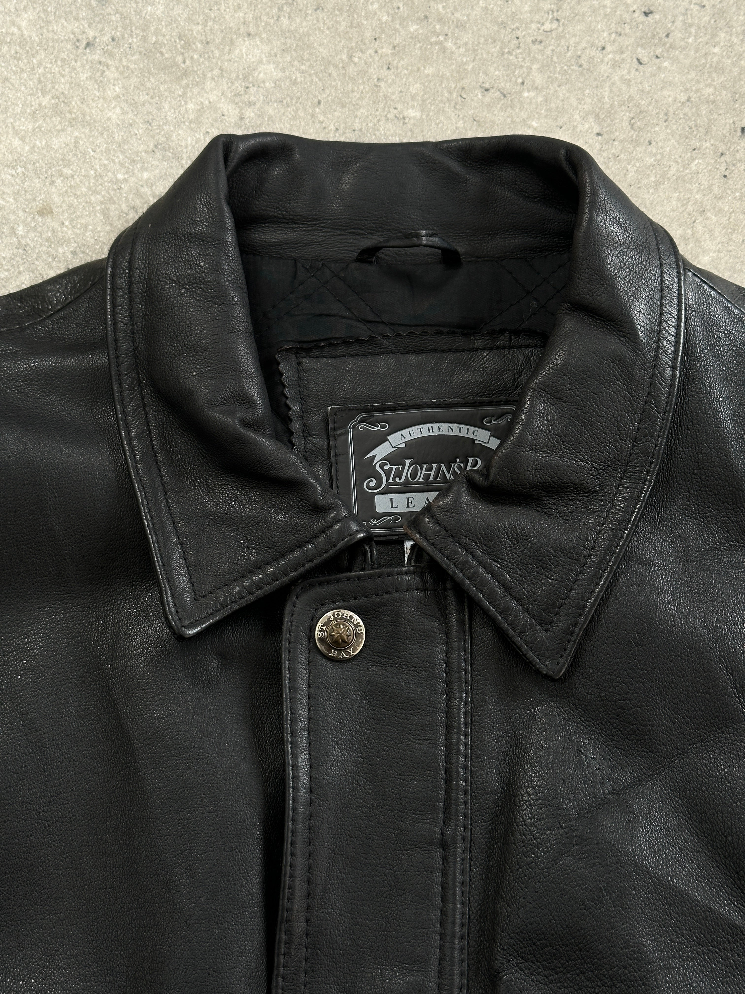 Vintage 1990s leather blouson bomber jacket in size L, featuring classic design and worn leather texture.