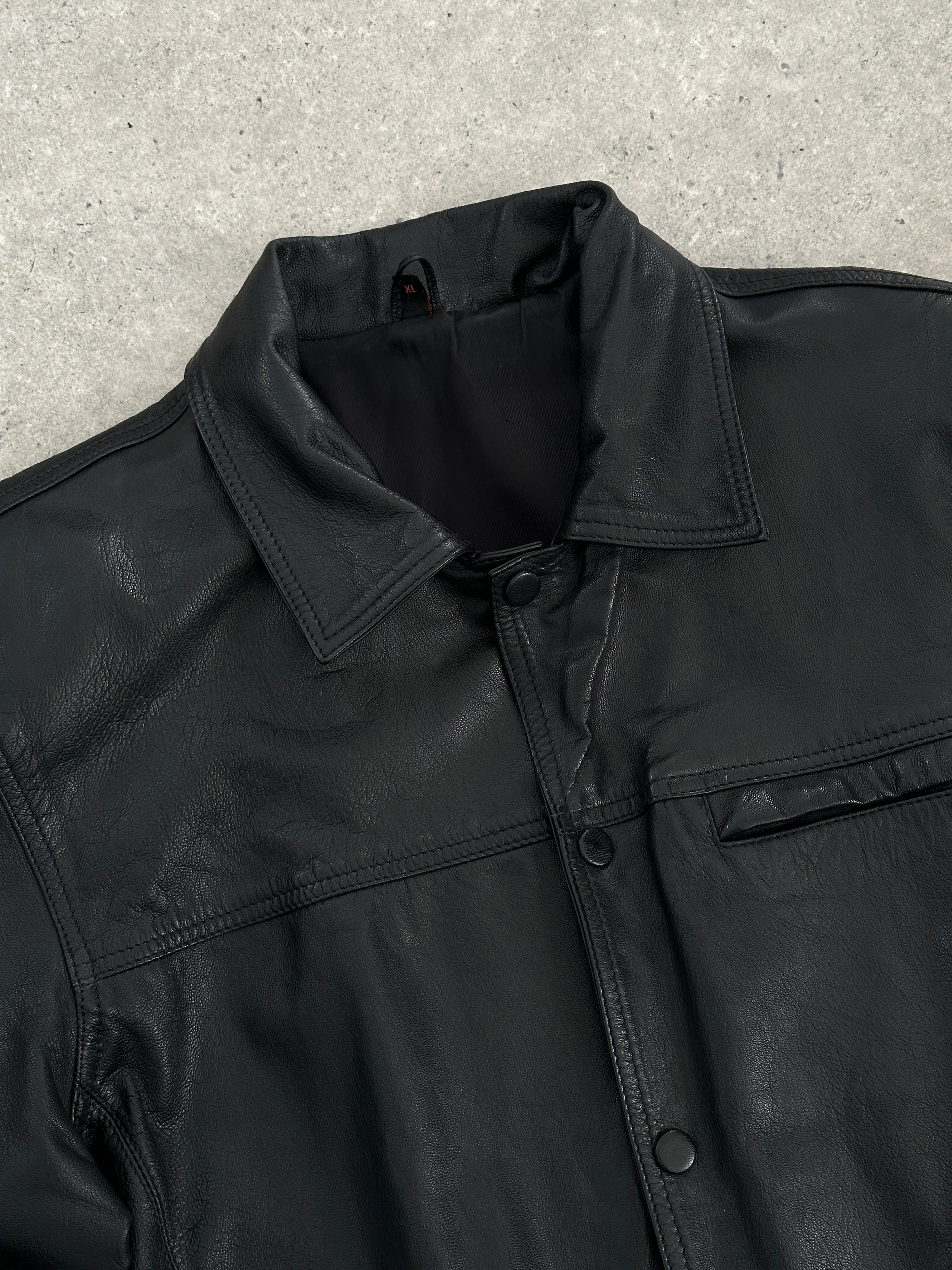 Vintage minimal leather jacket in size M/L, featuring classic design and smooth leather material.