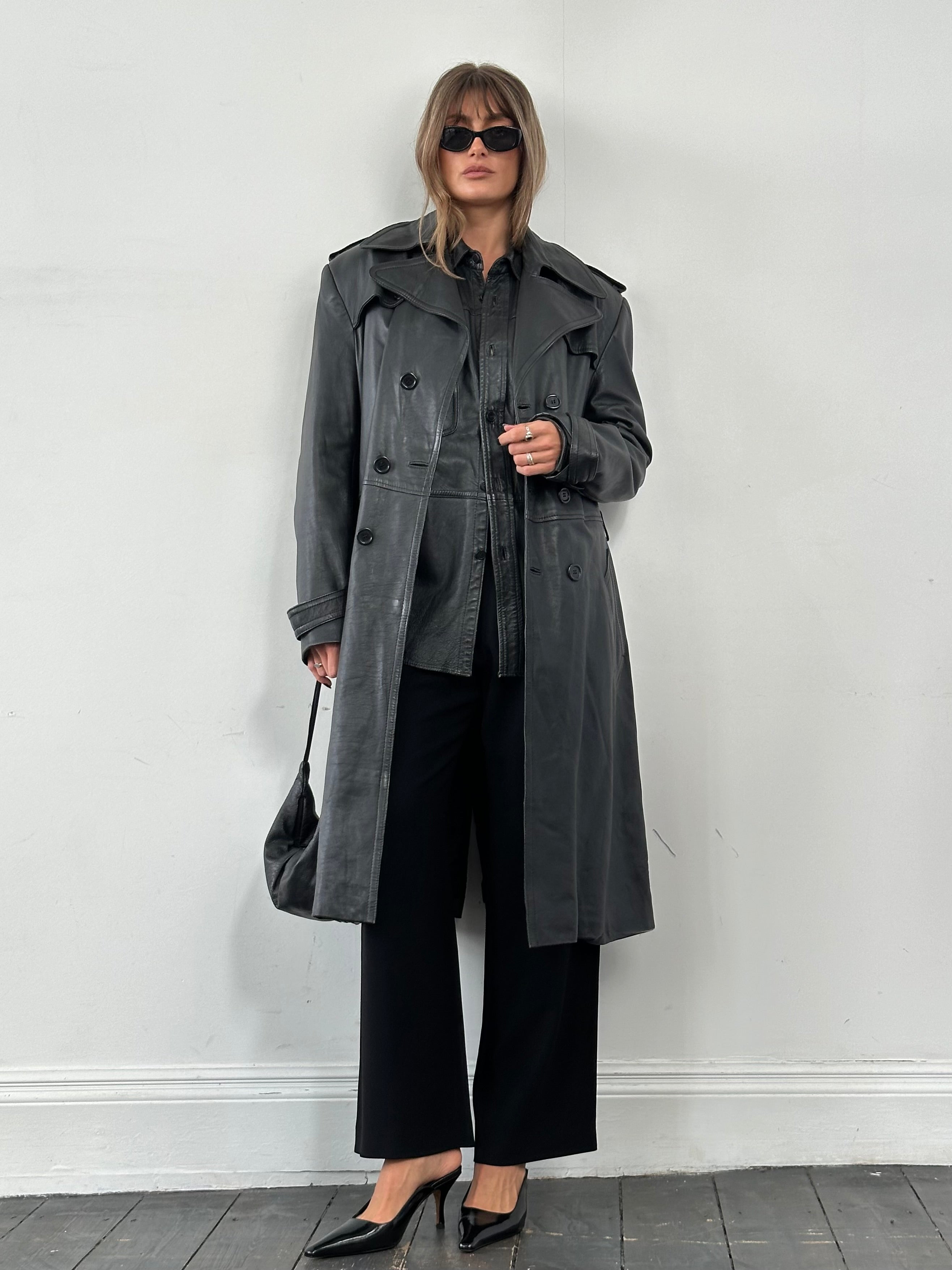 Vintage leather trench coat with extreme collar, size L/XL, stylish and durable jacket featuring classic design details.