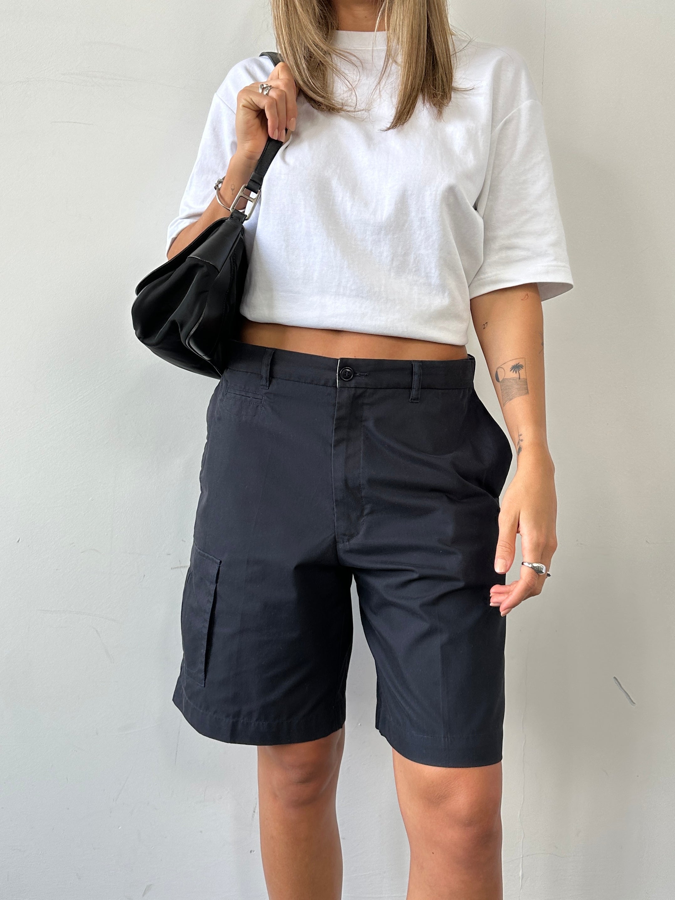 Vintage loose fit relaxation shorts in size W32/W34, soft denim fabric with distressed detailing and relaxed leg design.