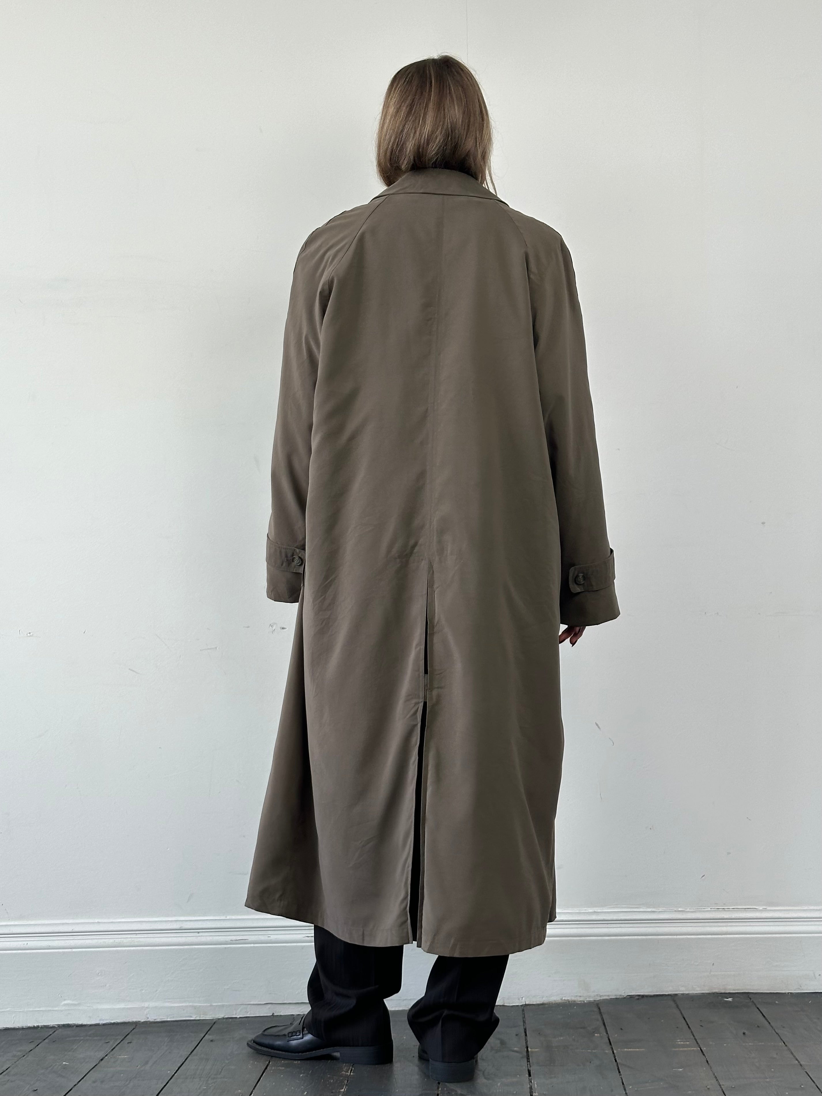 Oversized Ralph Lauren Chaps trench coat in XXL, beige color, with classic double-breasted design and wide lapels.