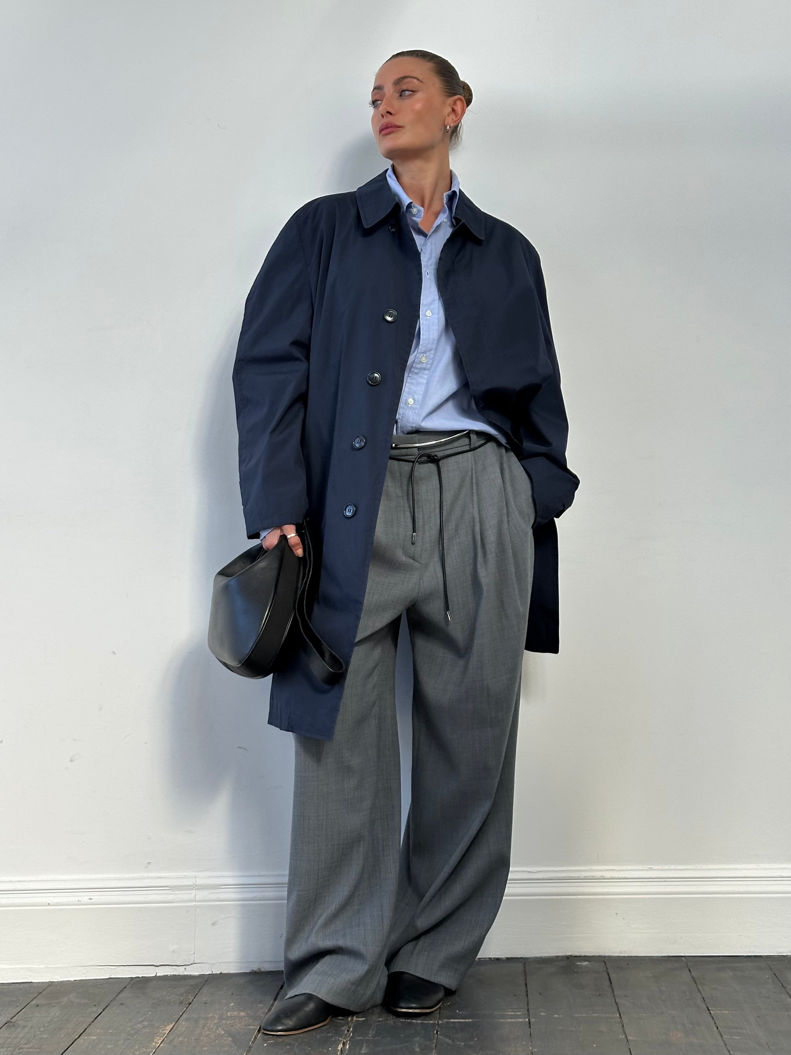 London Fog concealed placket trench coat in XL, stylish and classic outerwear with a sleek design and button details.