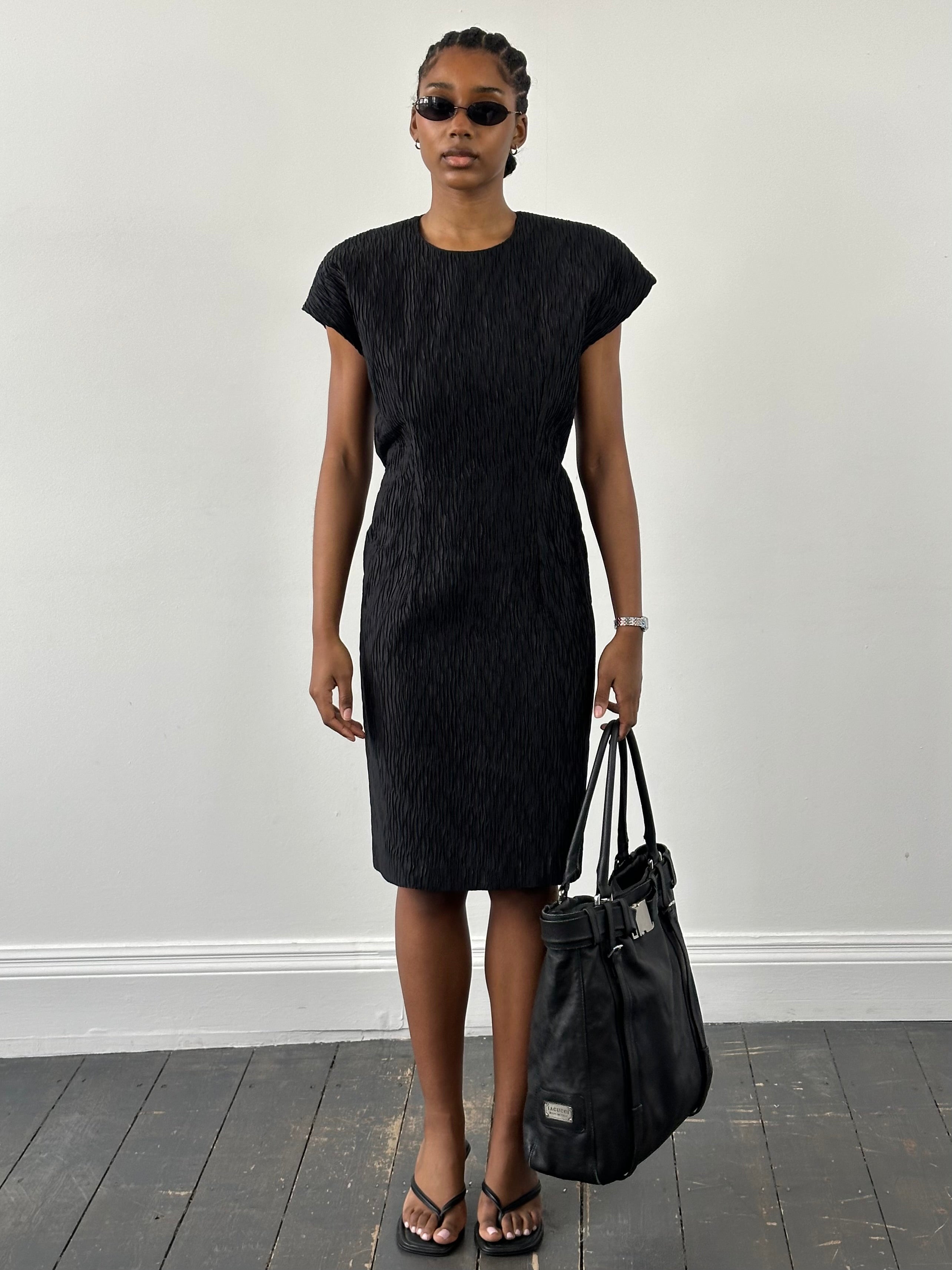 Italian vintage sleeveless pleated midi dress in S/M size, featuring classic pleats and a timeless design.