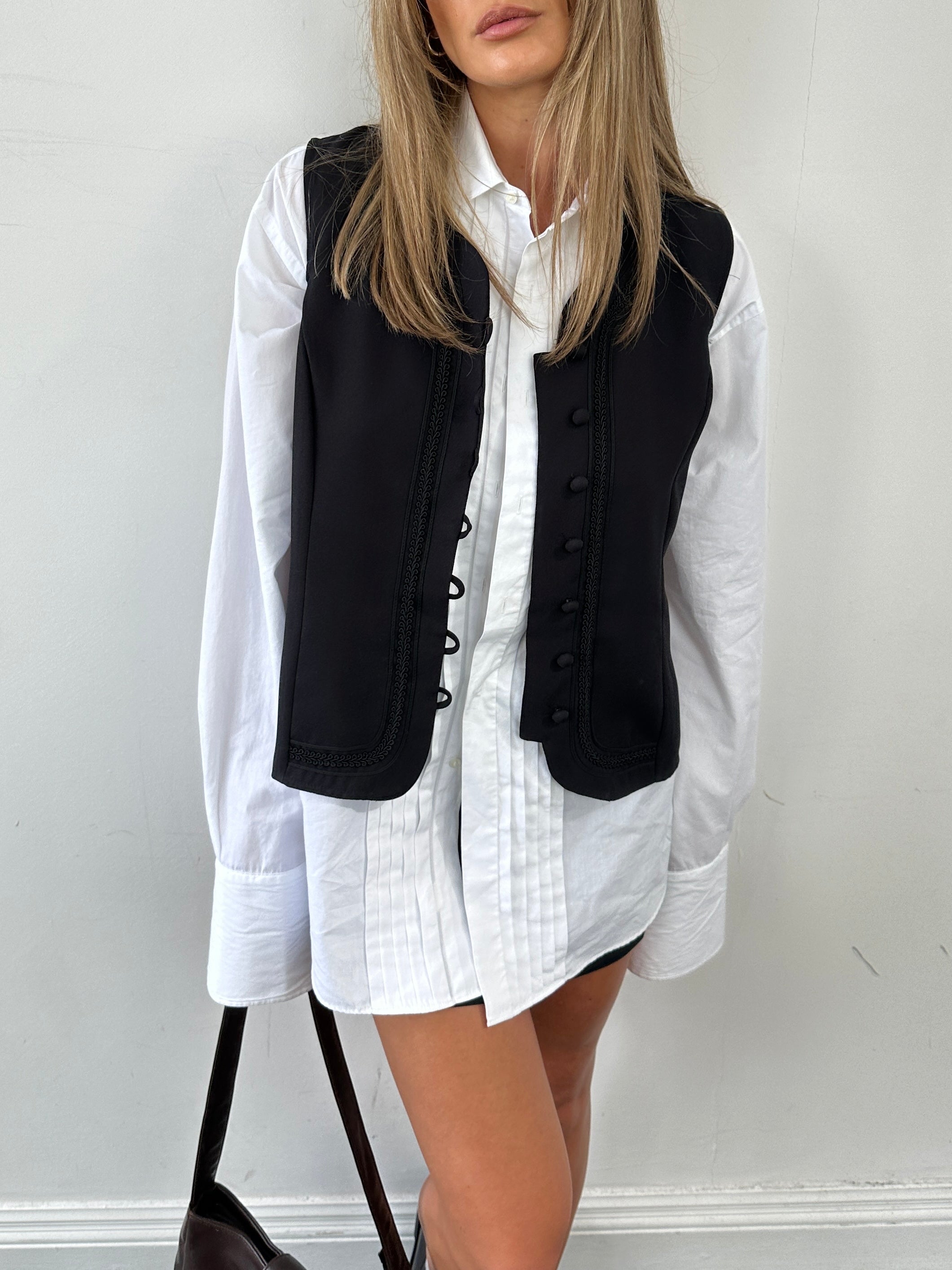 Vintage brand vintage embroidery waistcoat, M/L size, styled as a classic coat with intricate embroidery details.