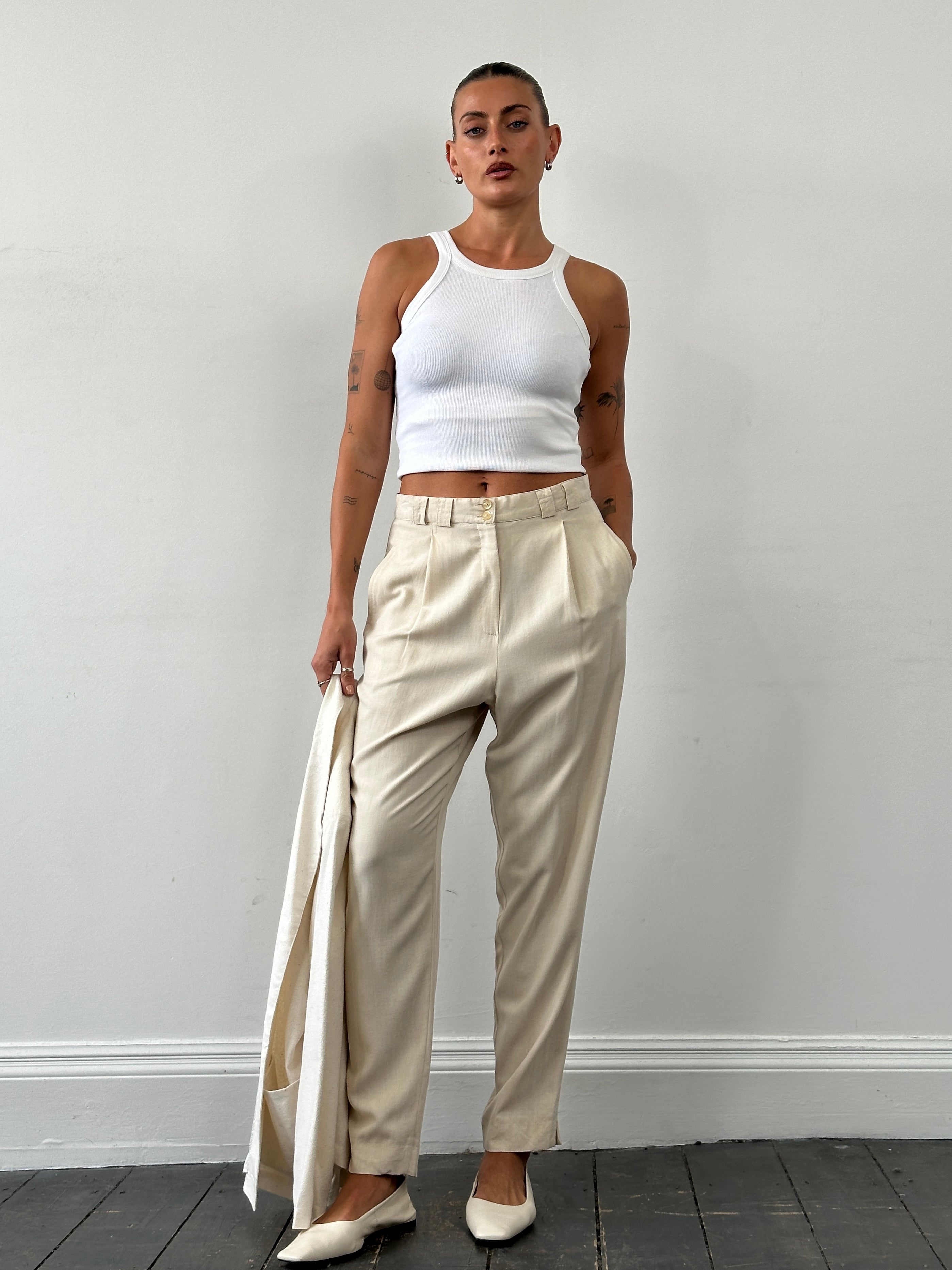 Vintage high waisted pleated tailored trousers in size W28, featuring a classic design and structured fit.