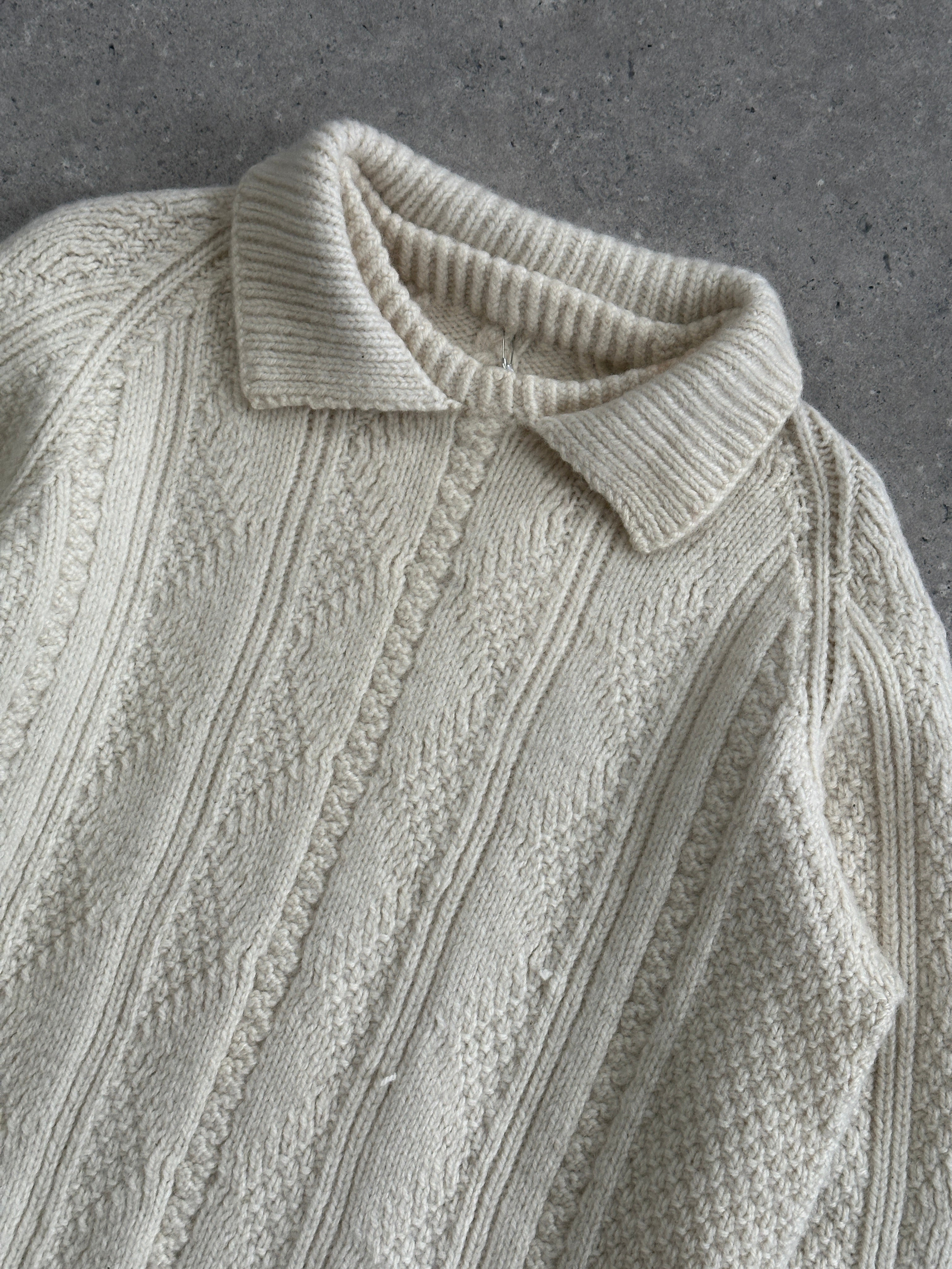 Vintage pure wool knitted jumper with a collar in XS/S size, featuring a classic design and cozy texture.