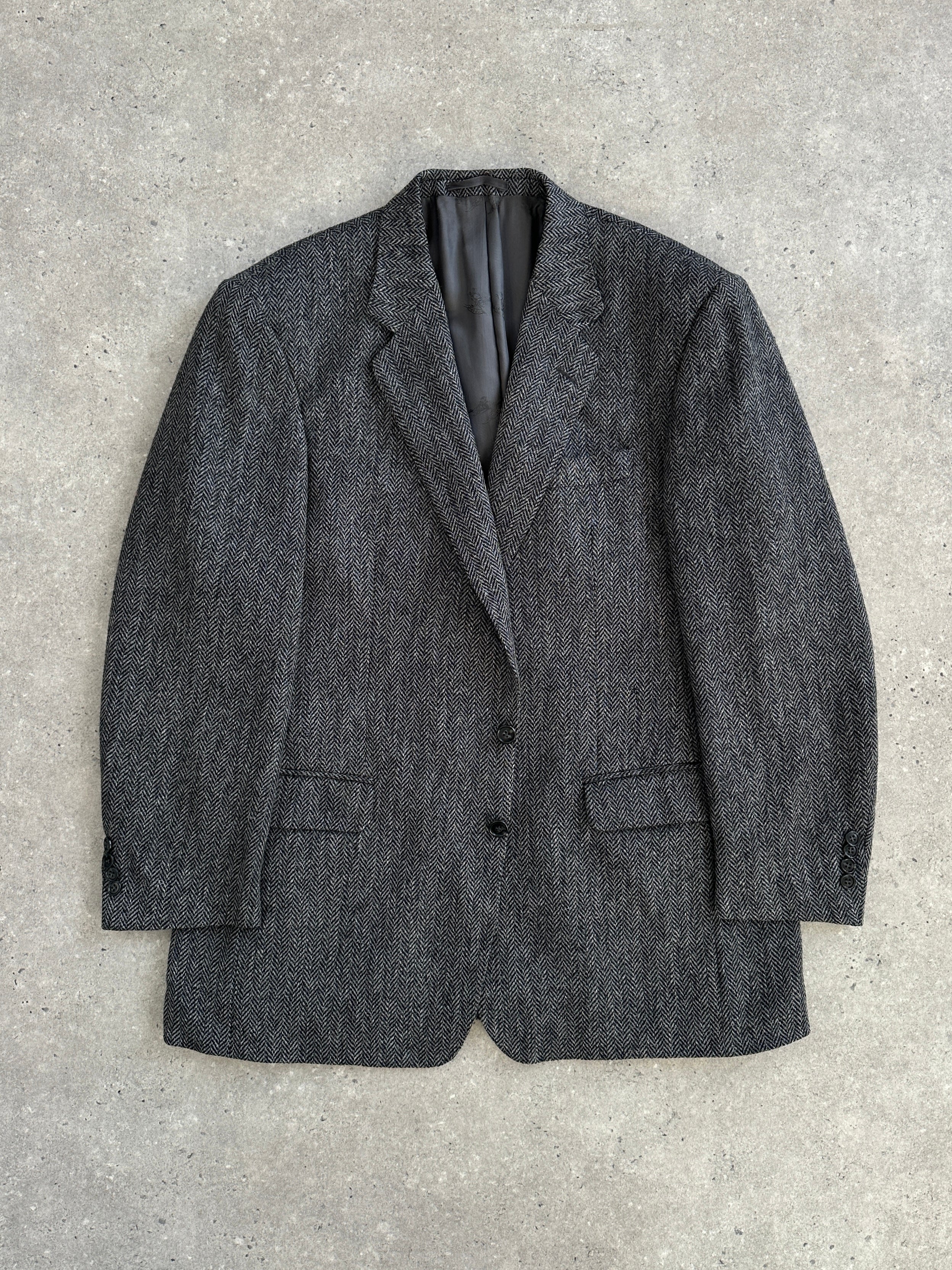 Burberry 1990s pure wool herringbone blazer in size 46R/XXL, single-breasted design with notch lapels and classic tailored fit.