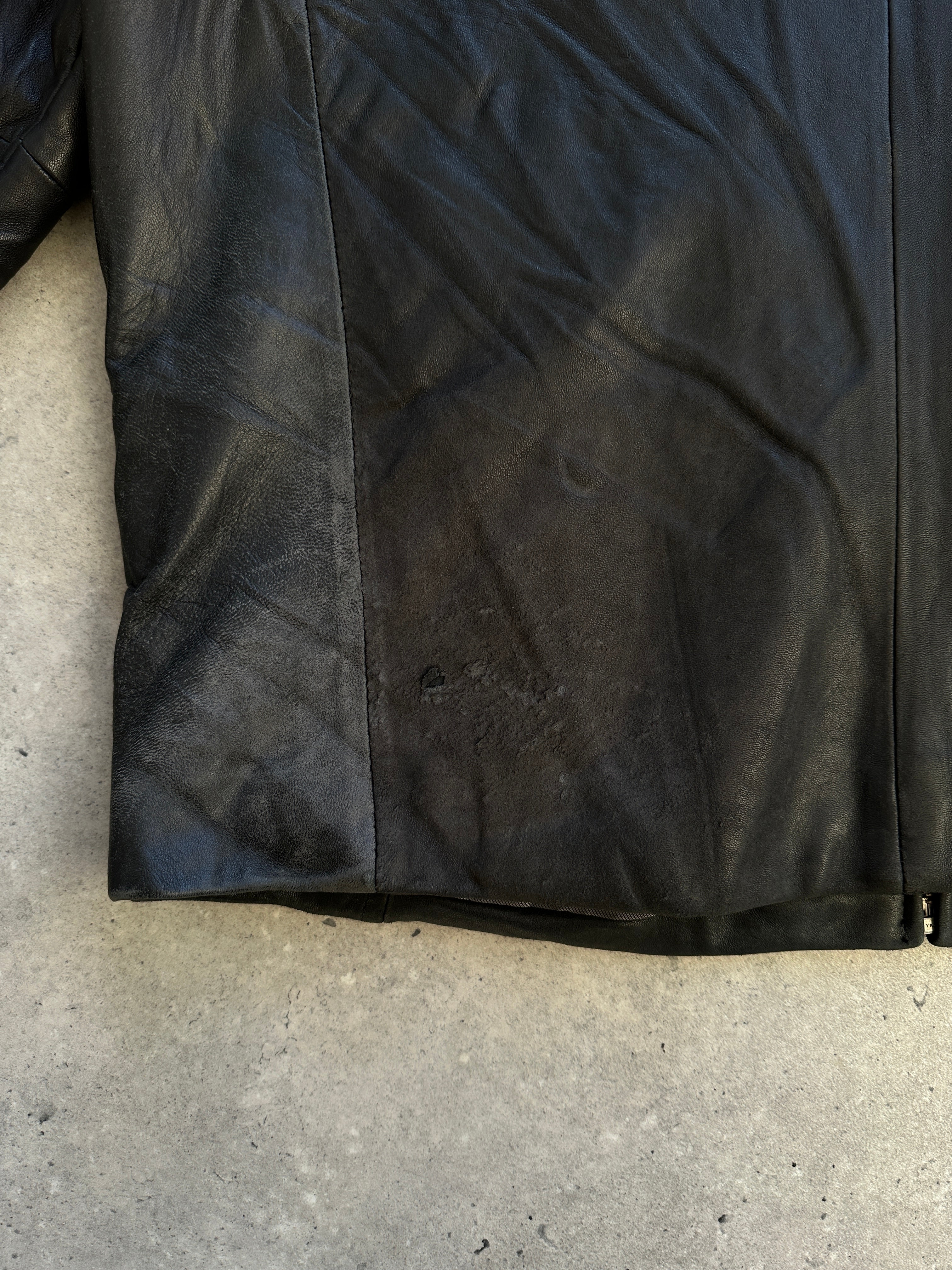 Vintage minimal leather jacket in size M/L, featuring classic design and smooth leather material.