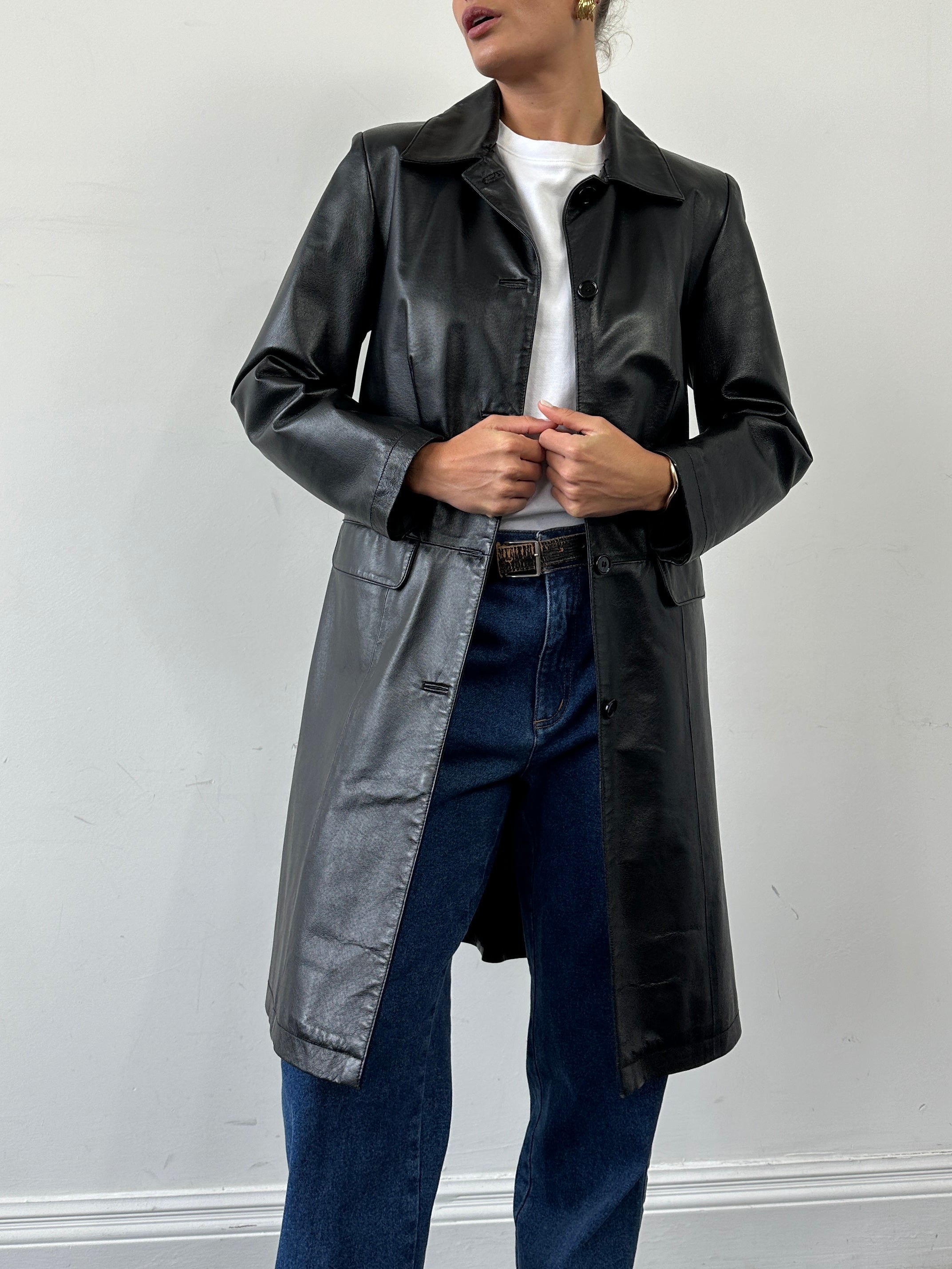 Vintage Italian leather single-breasted trench coat in size S, classic vintage coat with detailed leather craftsmanship.