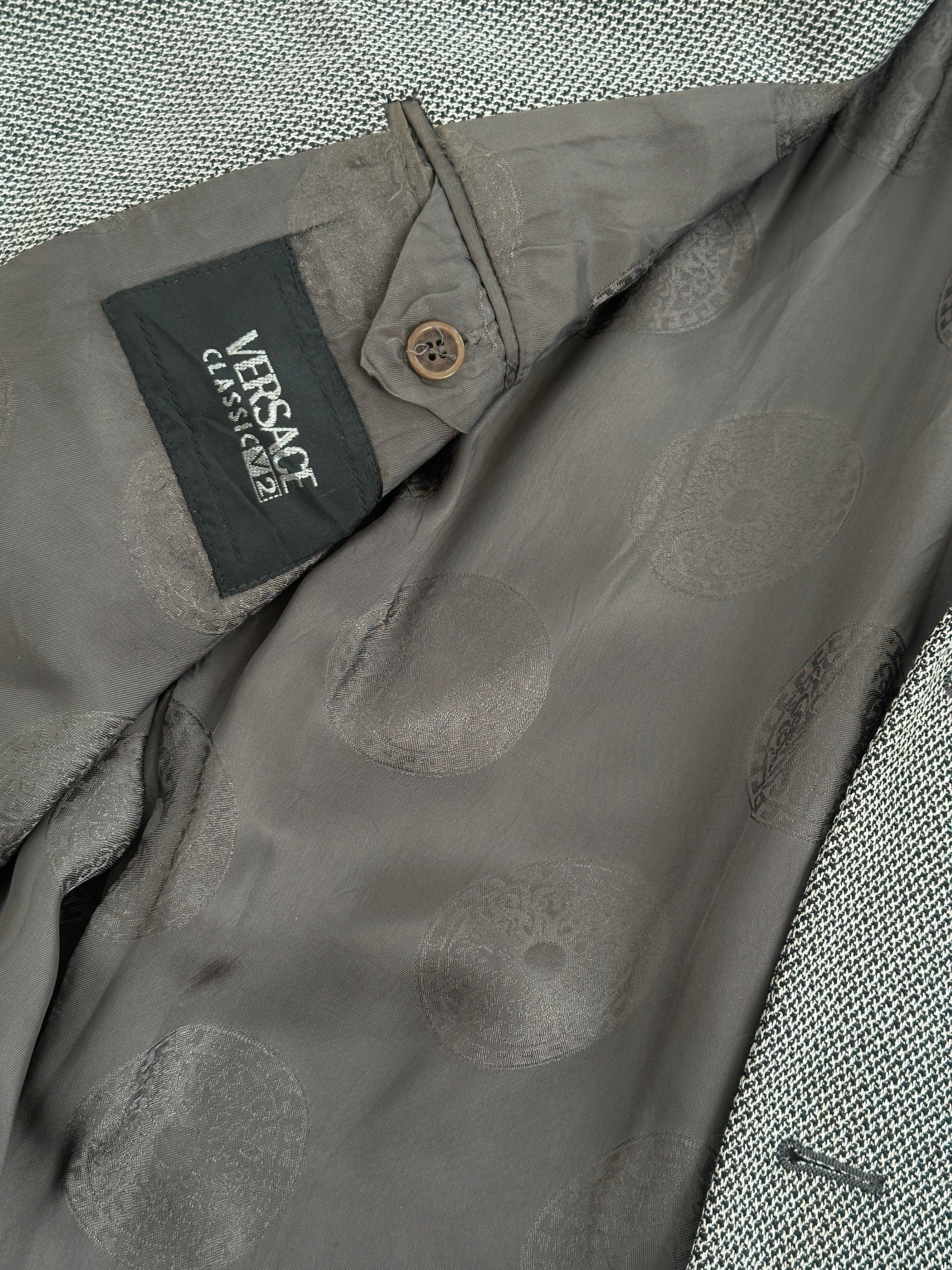 Versace Classic V2 90s woven single-breasted blazer in size 40R/M, featuring tailored fit and luxurious fabric detail.