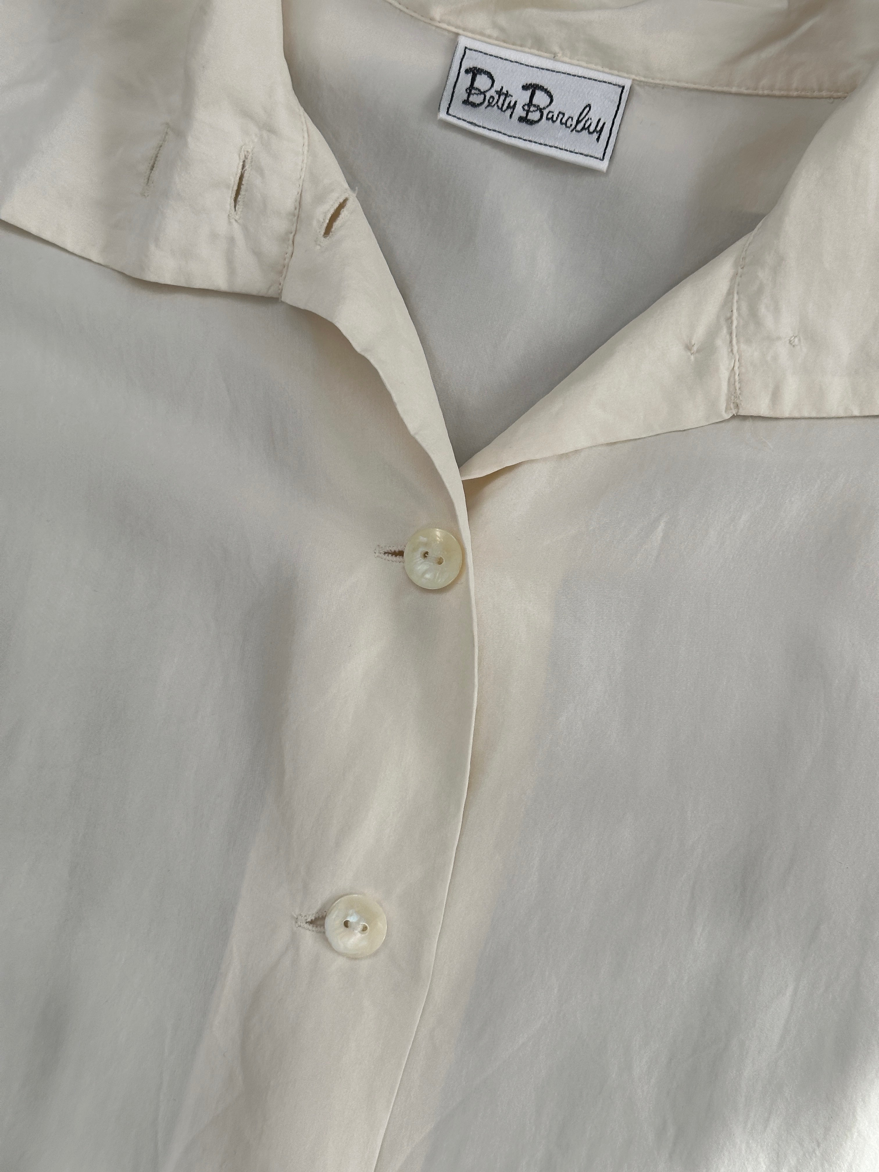 Vintage pure silk side split shirt in XL, featuring a classic design with a relaxed fit and elegant silk fabric.
