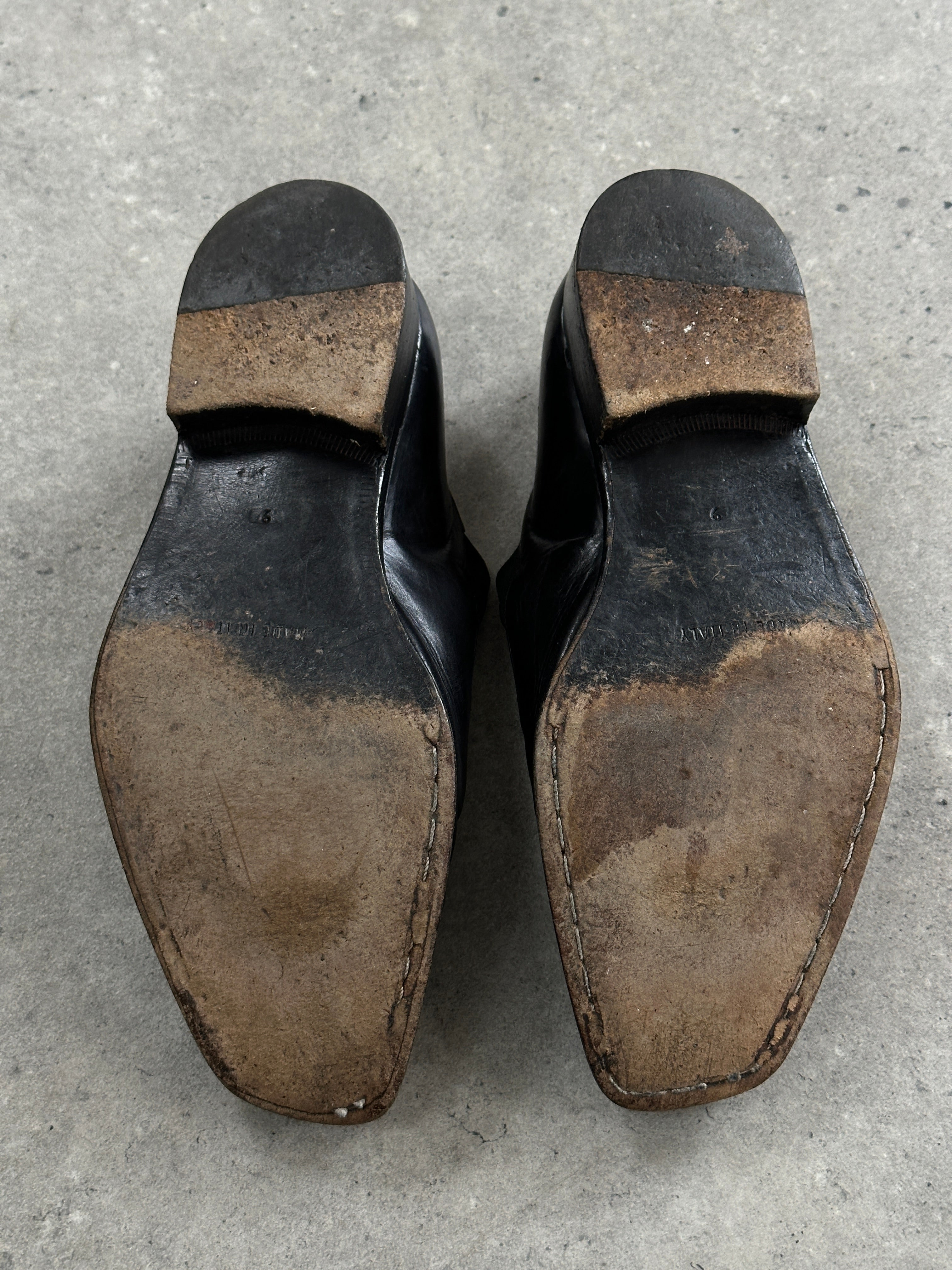 Thierry Mugler 1990s leather angular toe shoes in UK 8/9, featuring sleek design and pointed toe style.