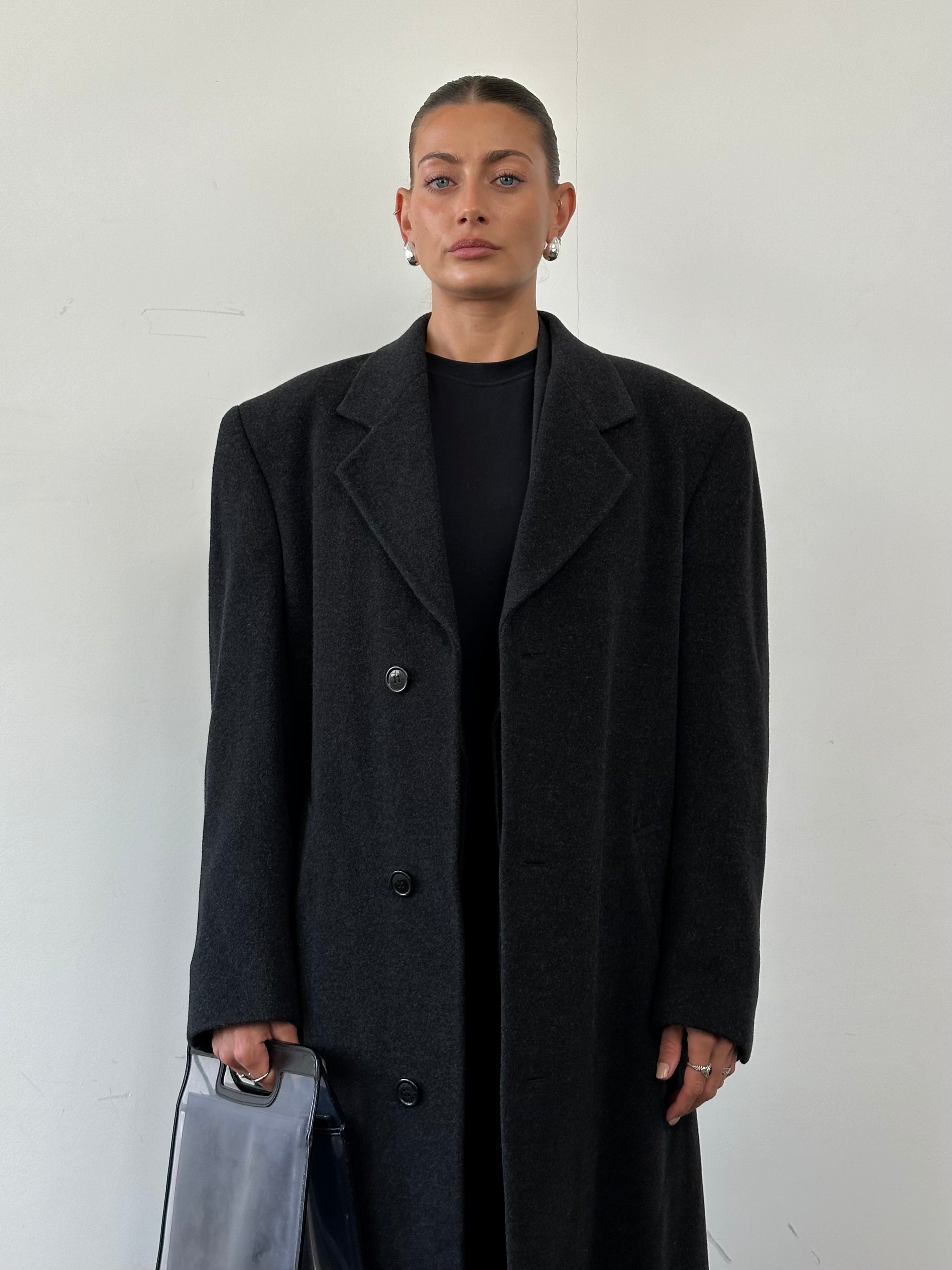 Oscar De La Renta wool cashmere single-breasted coat in size 42R/XL, shown on a hanger with a classic tailored fit.