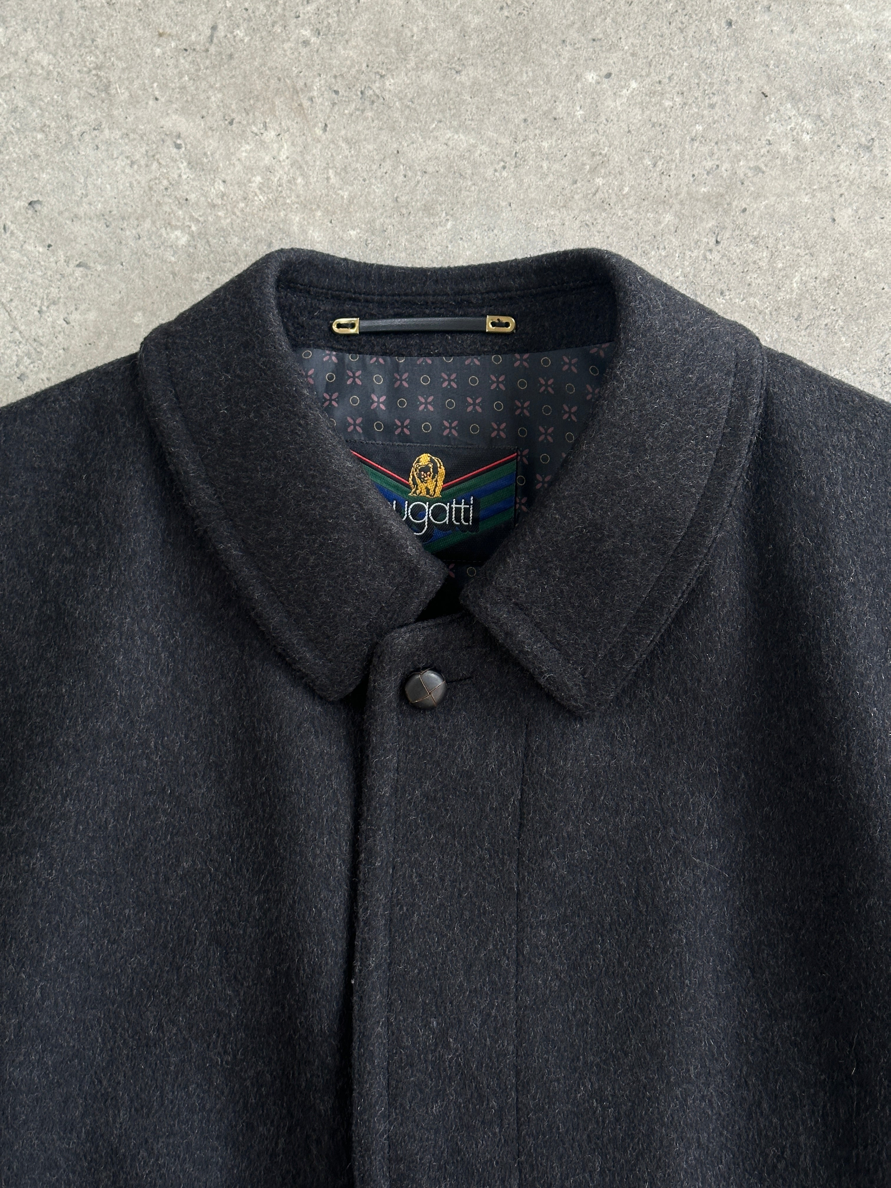 Vintage Italian wool coat with single-breasted design and concealed placket in XL/XXL size, showing classic vintage style.
