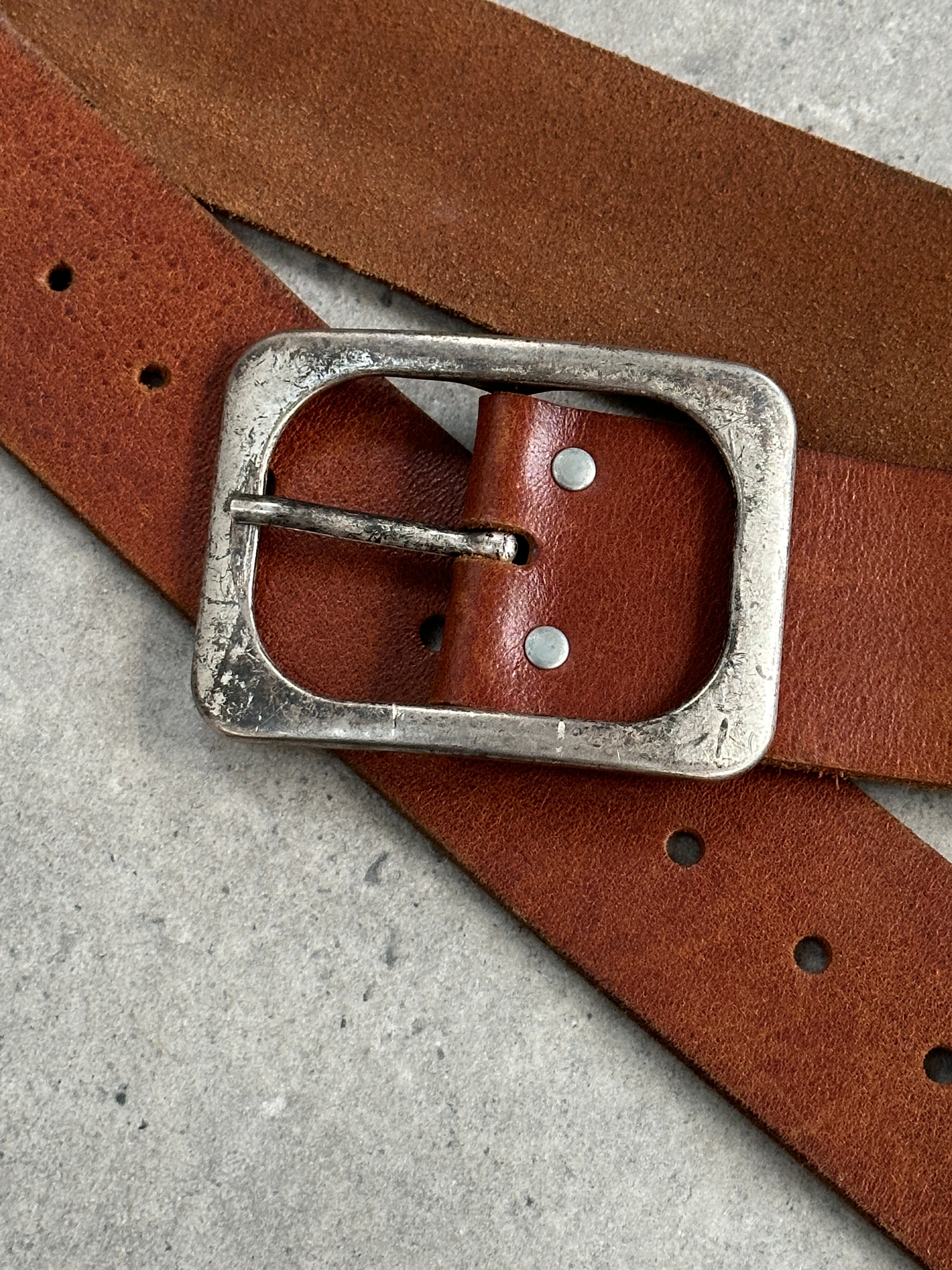 Vintage 1990s square leather chunky belt with adjustable W33-43, featuring a classic design and durable leather material.