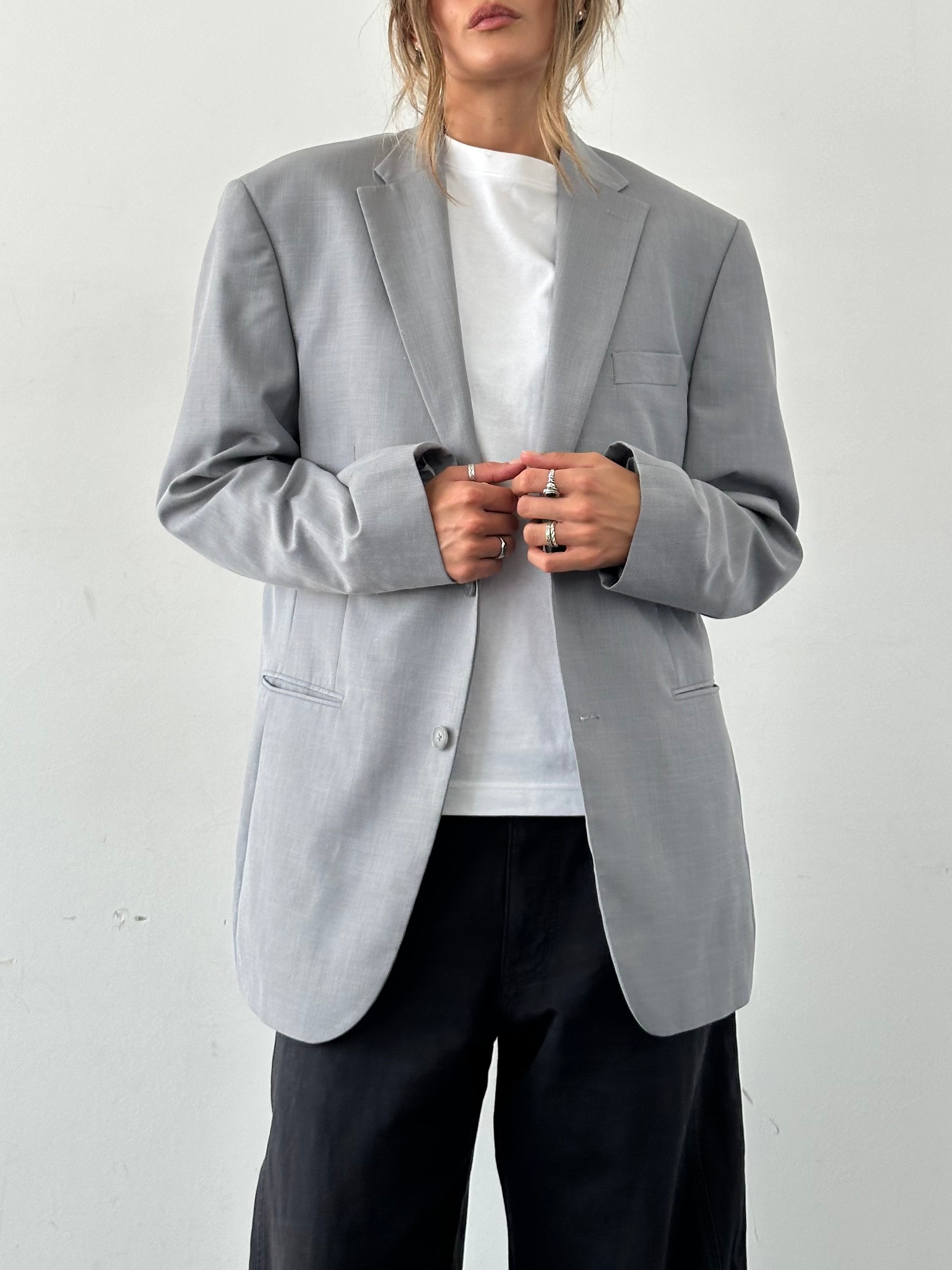 Vintage single-breasted blazer in size 42R/XL, tailored fit with classic lapels and structured design, stylish men's fashion piece.
