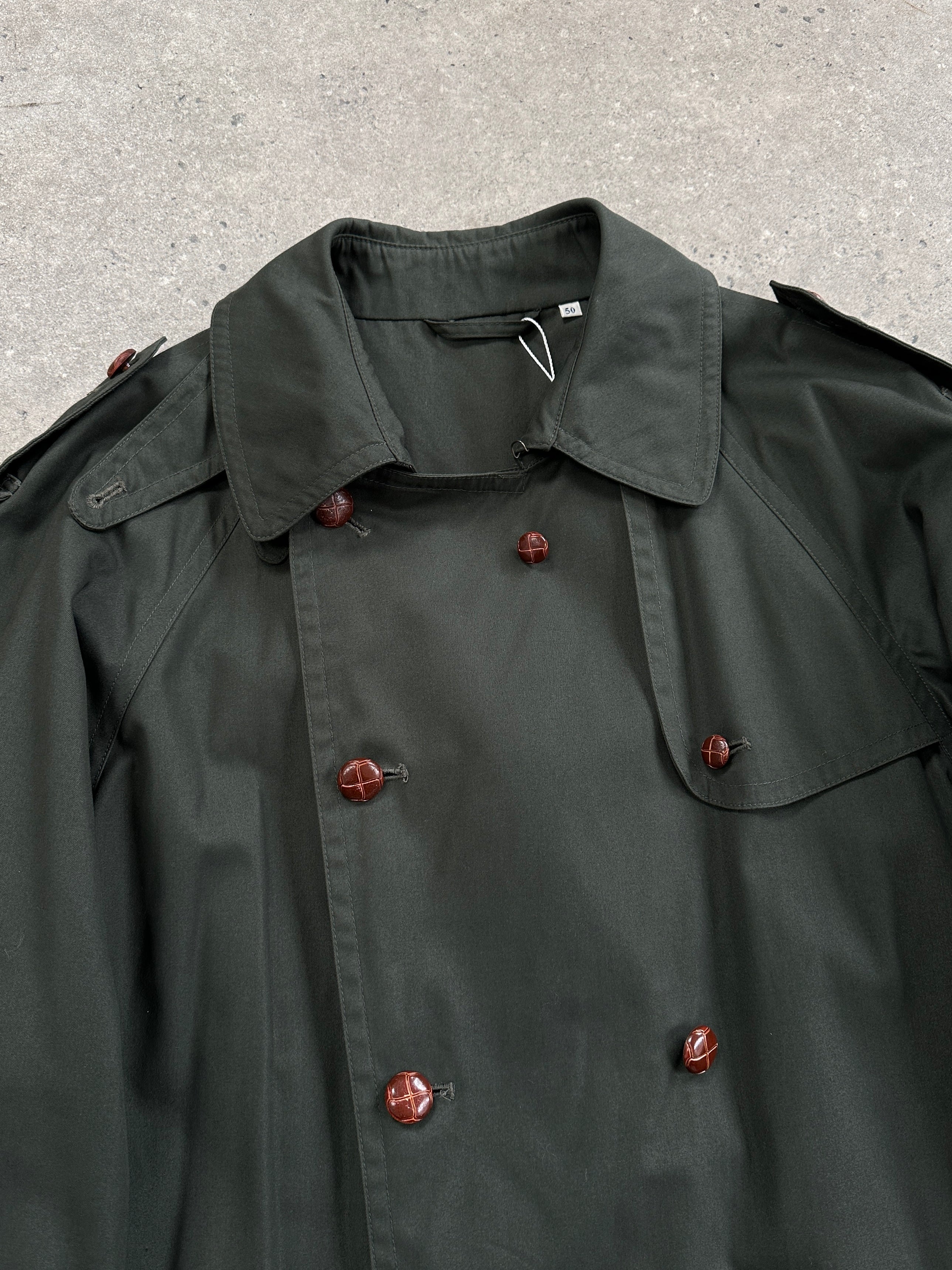 Vintage double-breasted trench coat in XL/XXL size, classic style with belt and button details, made from durable fabric.