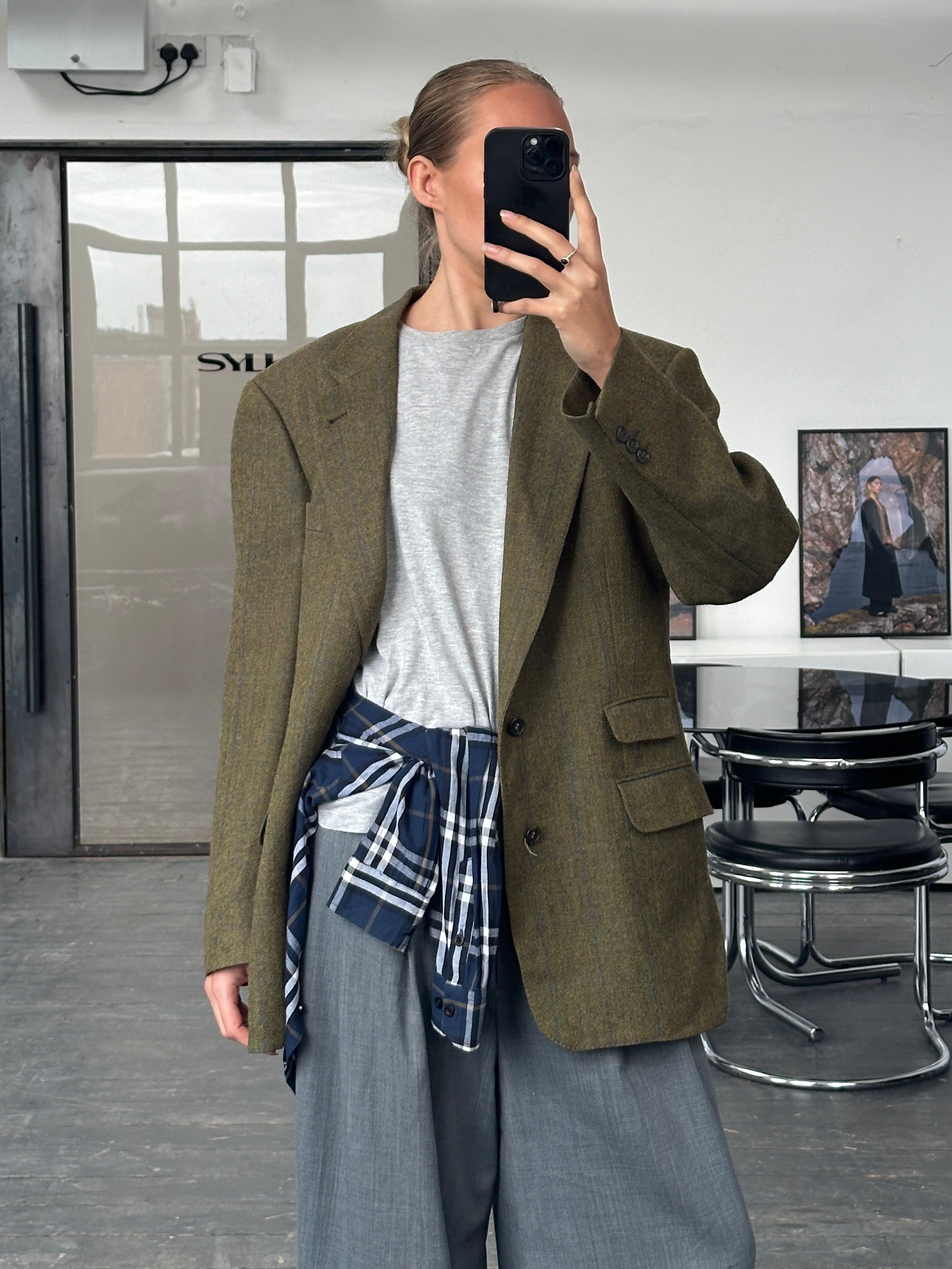 Burberry 1980s tweed check alpaca wool single-breasted blazer in size 42R/L, featuring classic check pattern and tailored fit.