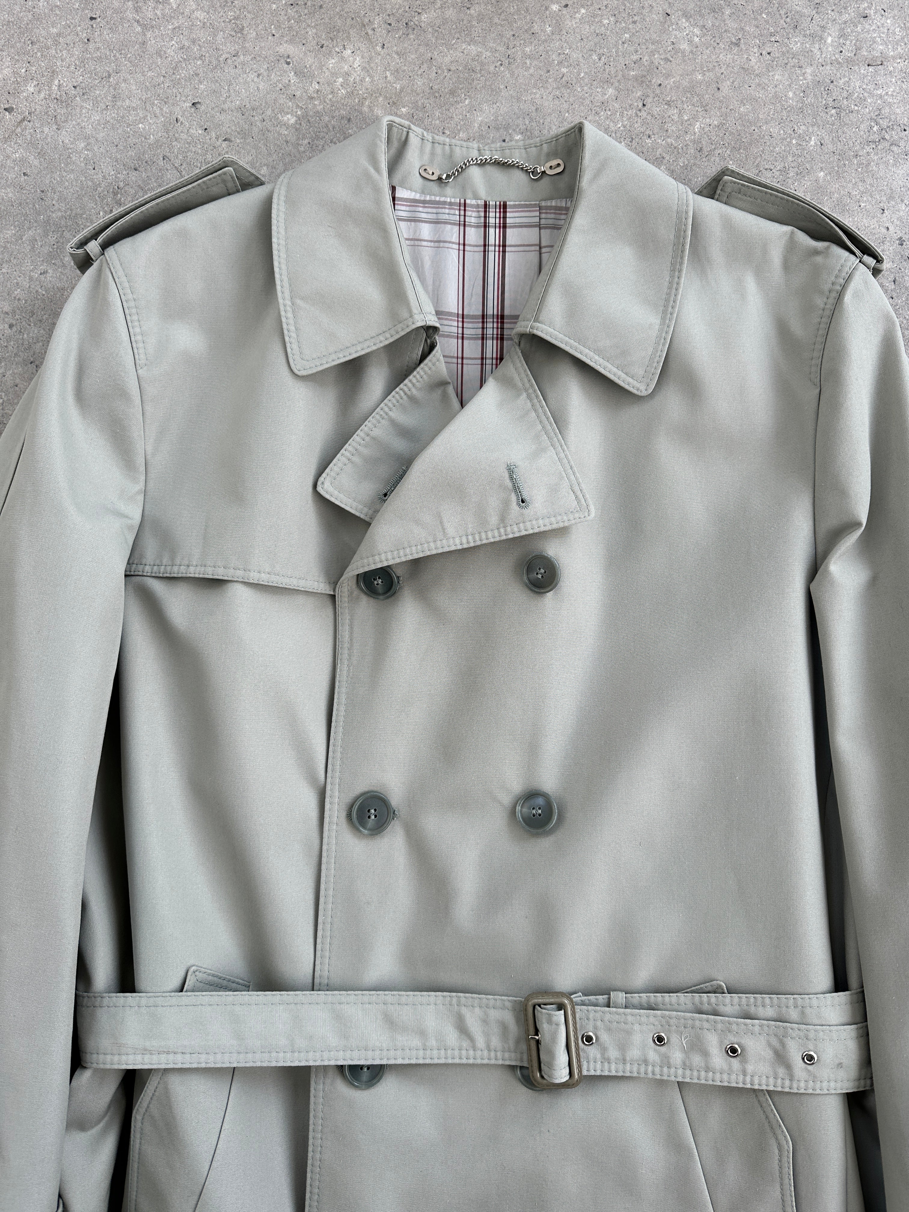 Vintage double-breasted belted trench coat in XL, classic style with lapels and button details, suitable for all weather.