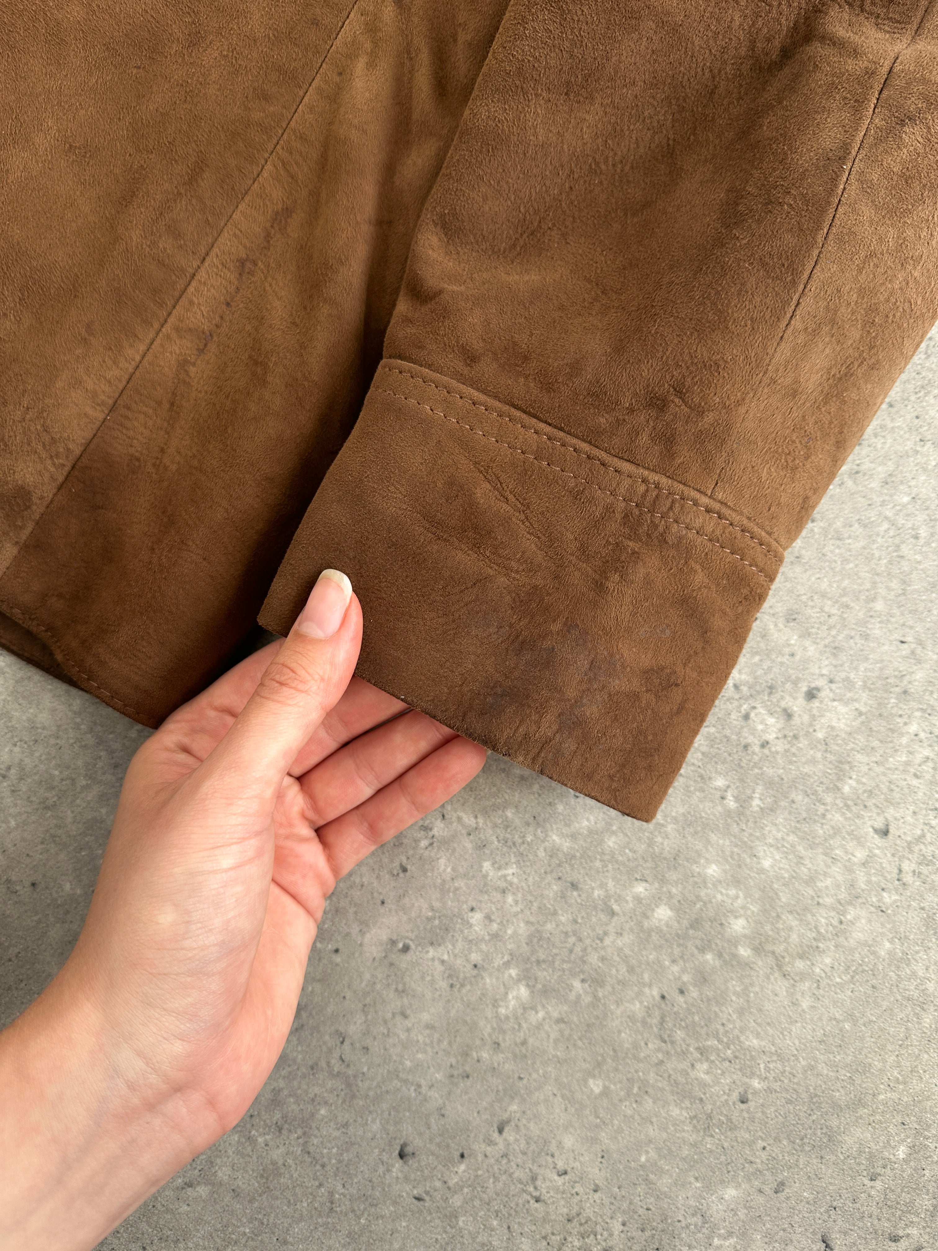 Vintage British 70s suede leather trucker jacket in size L, featuring classic design and rugged texture.