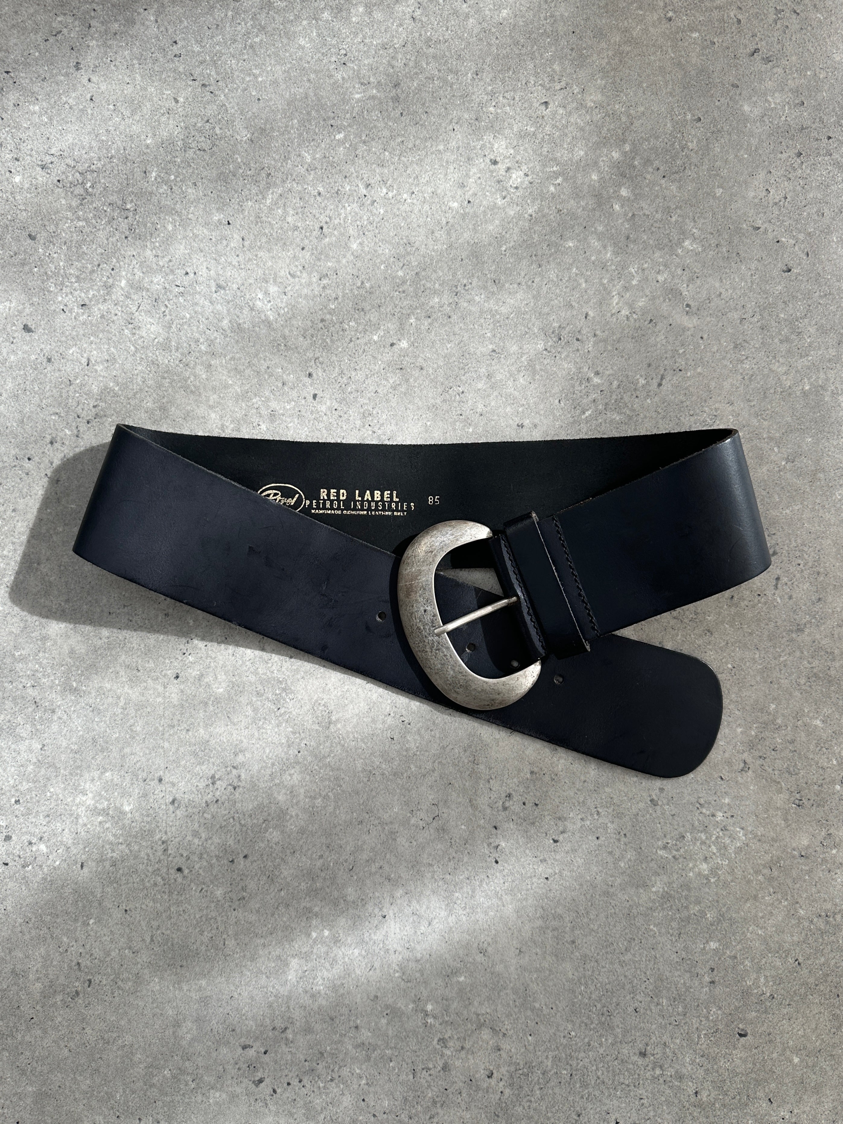 Vintage 1990s chunky leather belt with adjustable W30-34 inches, featuring rugged style and classic craftsmanship.