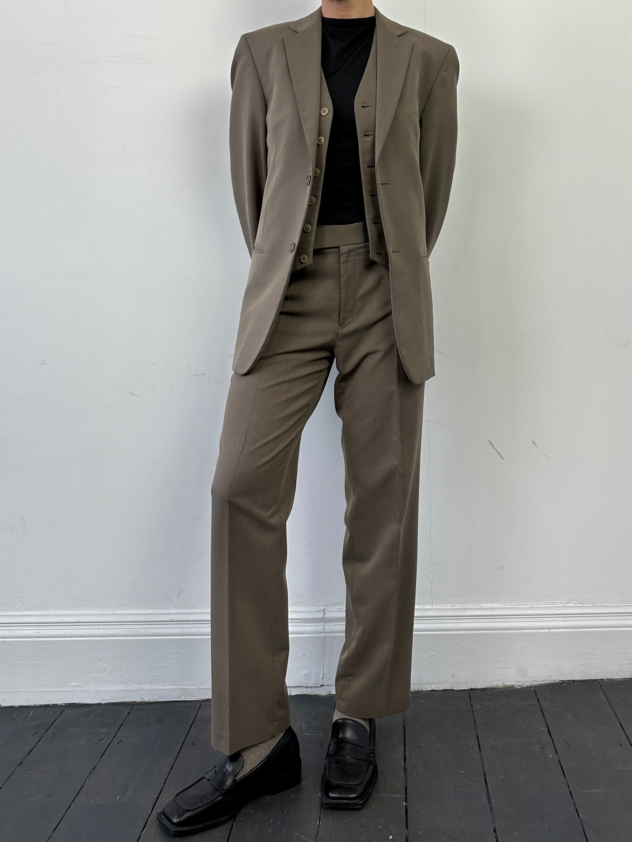 Vintage single-breasted three-piece suit in size 36R/W30, featuring classic tailoring and a timeless design.