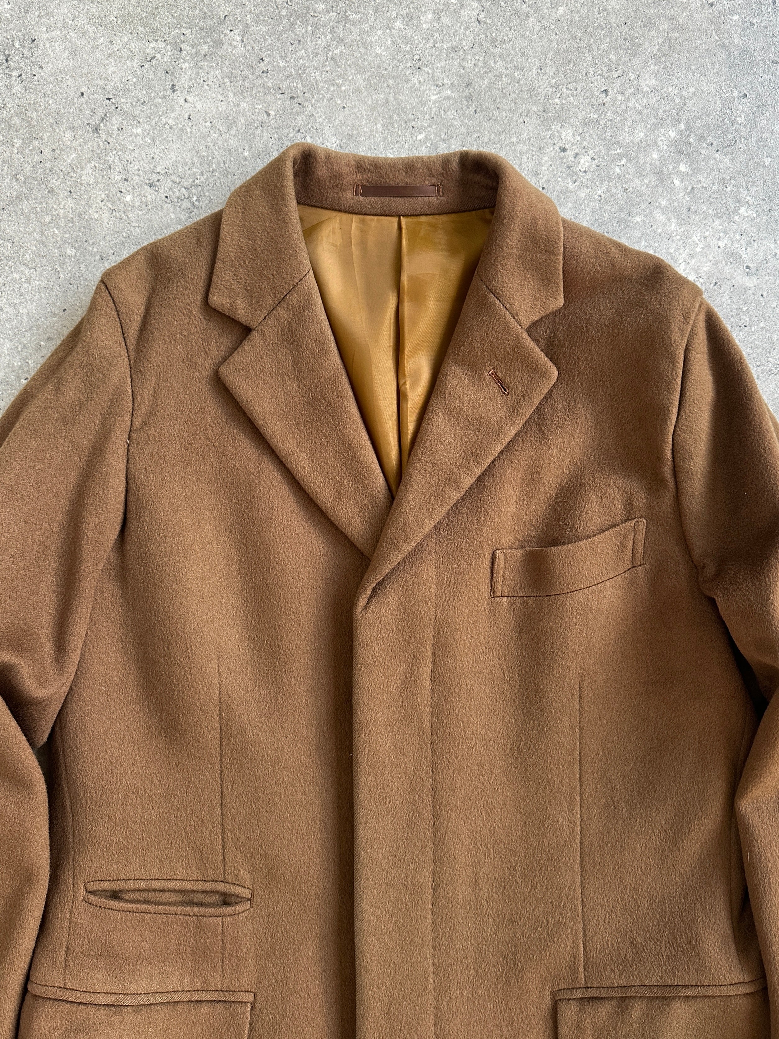 Vintage 1980s Italian pure cashmere coat in S/M, showcasing classic design and soft, luxurious fabric.