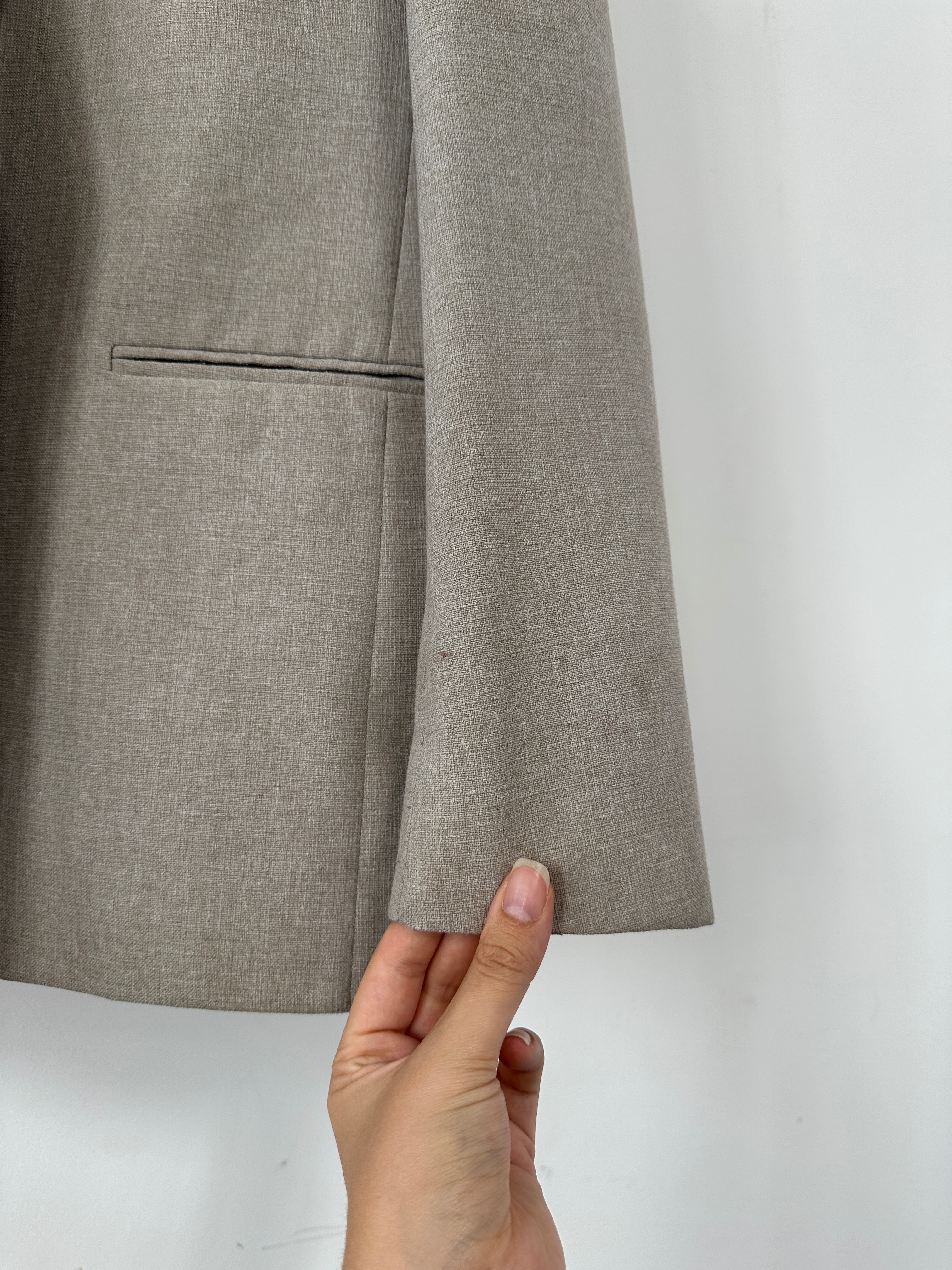 Vintage British vintage minimal blazer in size L, featuring a classic tailored design with clean lines and structured fit.
