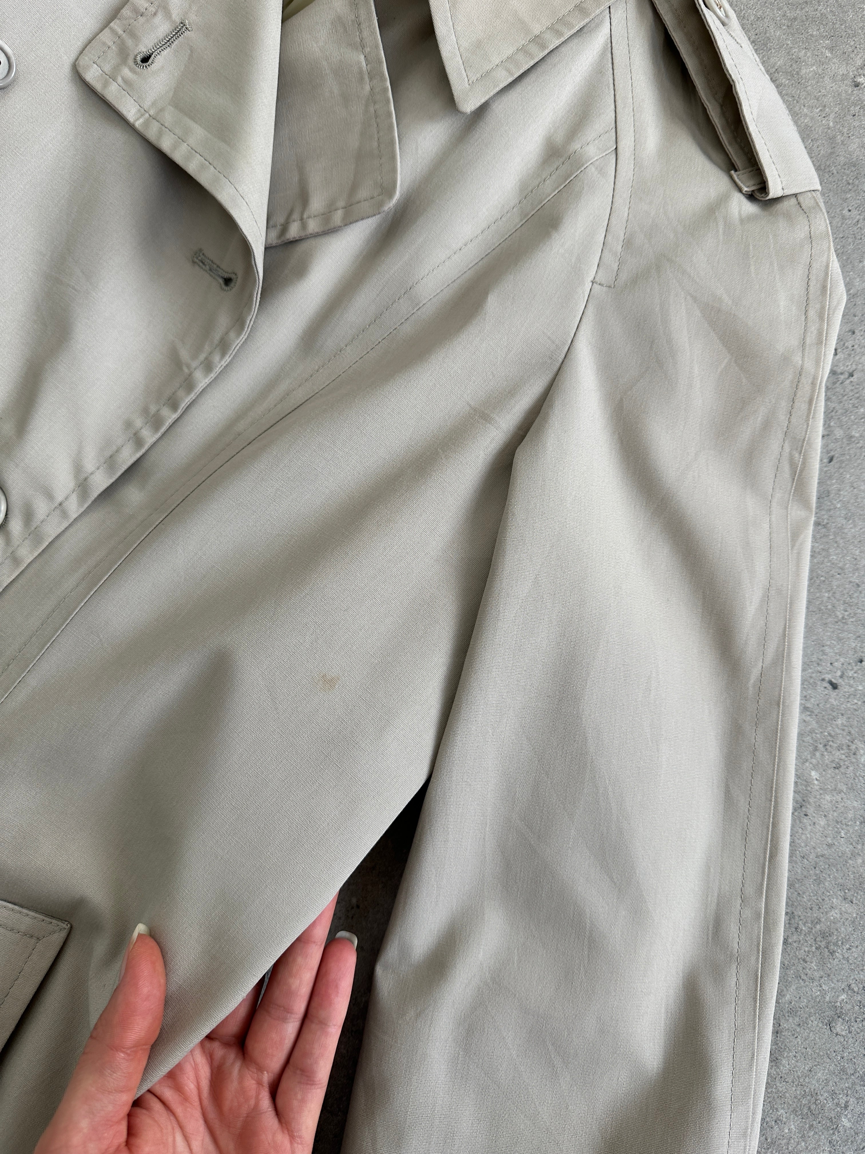 London Fog 1990s double-breasted cotton trench coat in size M, featuring classic style and button details.
