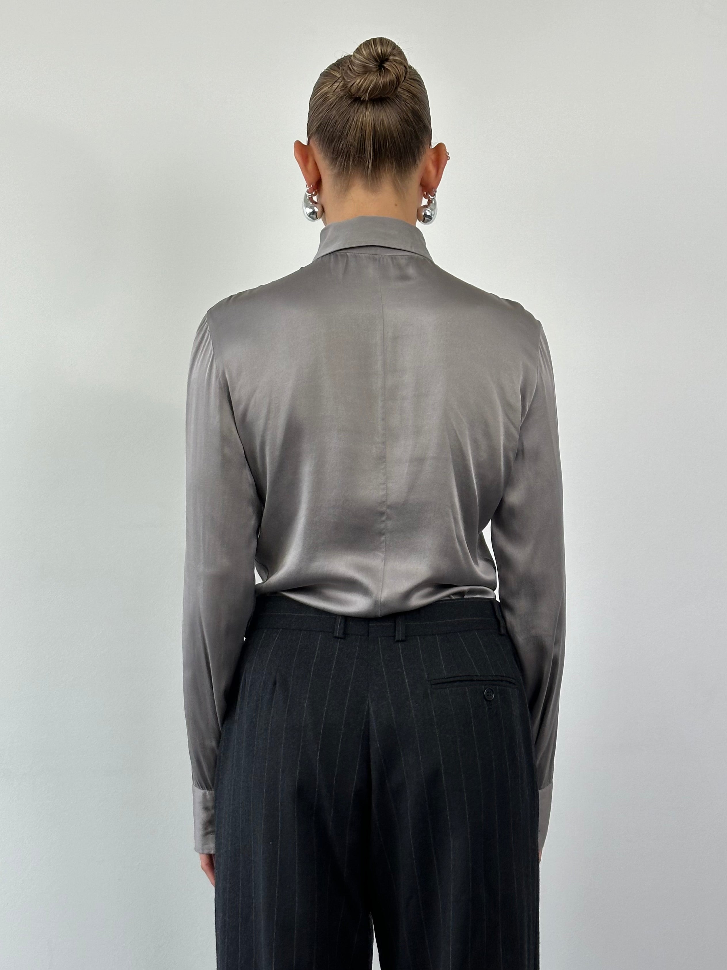 Vintage silk shirt in size M, featuring a classic design with smooth fabric and elegant detailing.