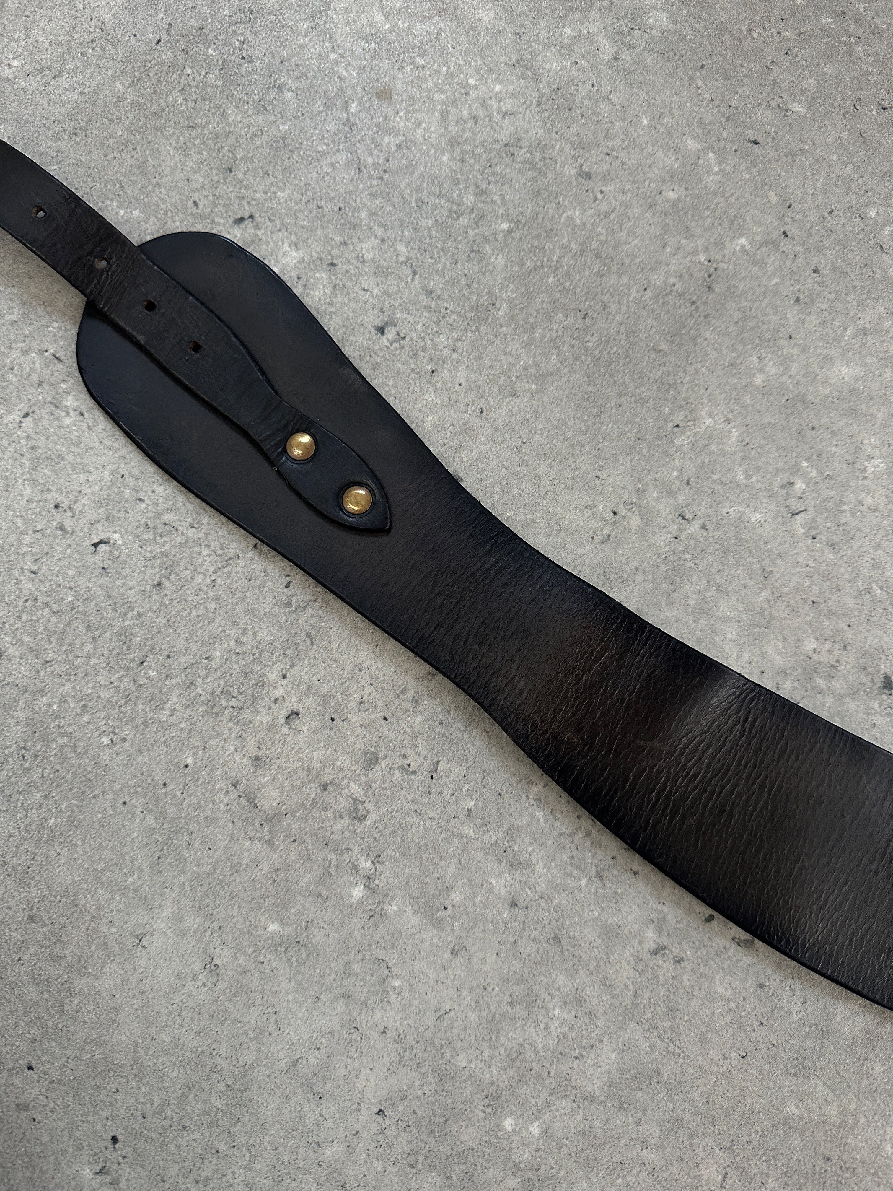Vintage 1990s chunky leather belt with adjustable W29-33, featuring a classic design and aged leather finish.