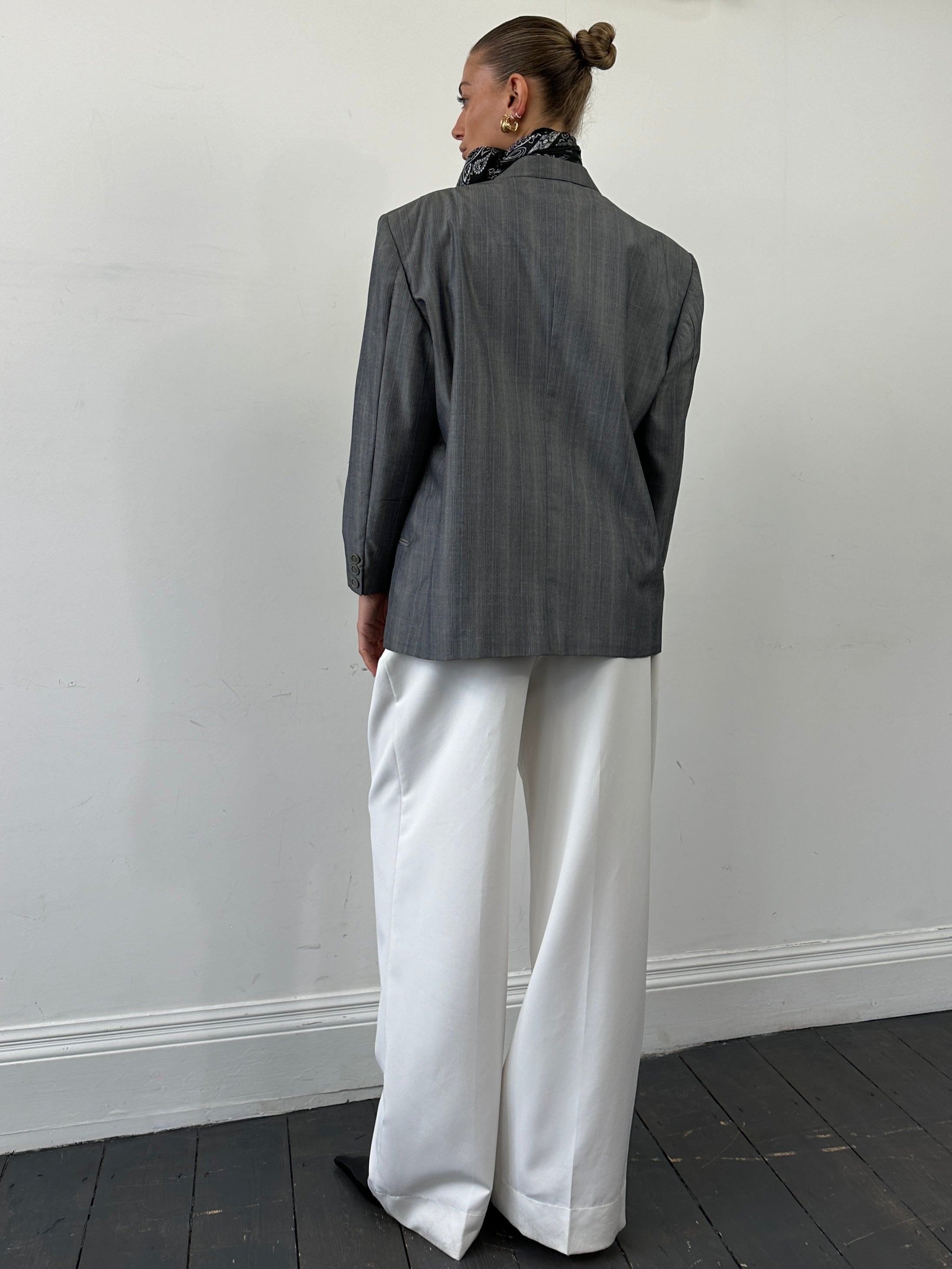 Vintage Italian vintage boxy wool blazer with double-breasted design in size L/XL, featuring classic tailored details.
