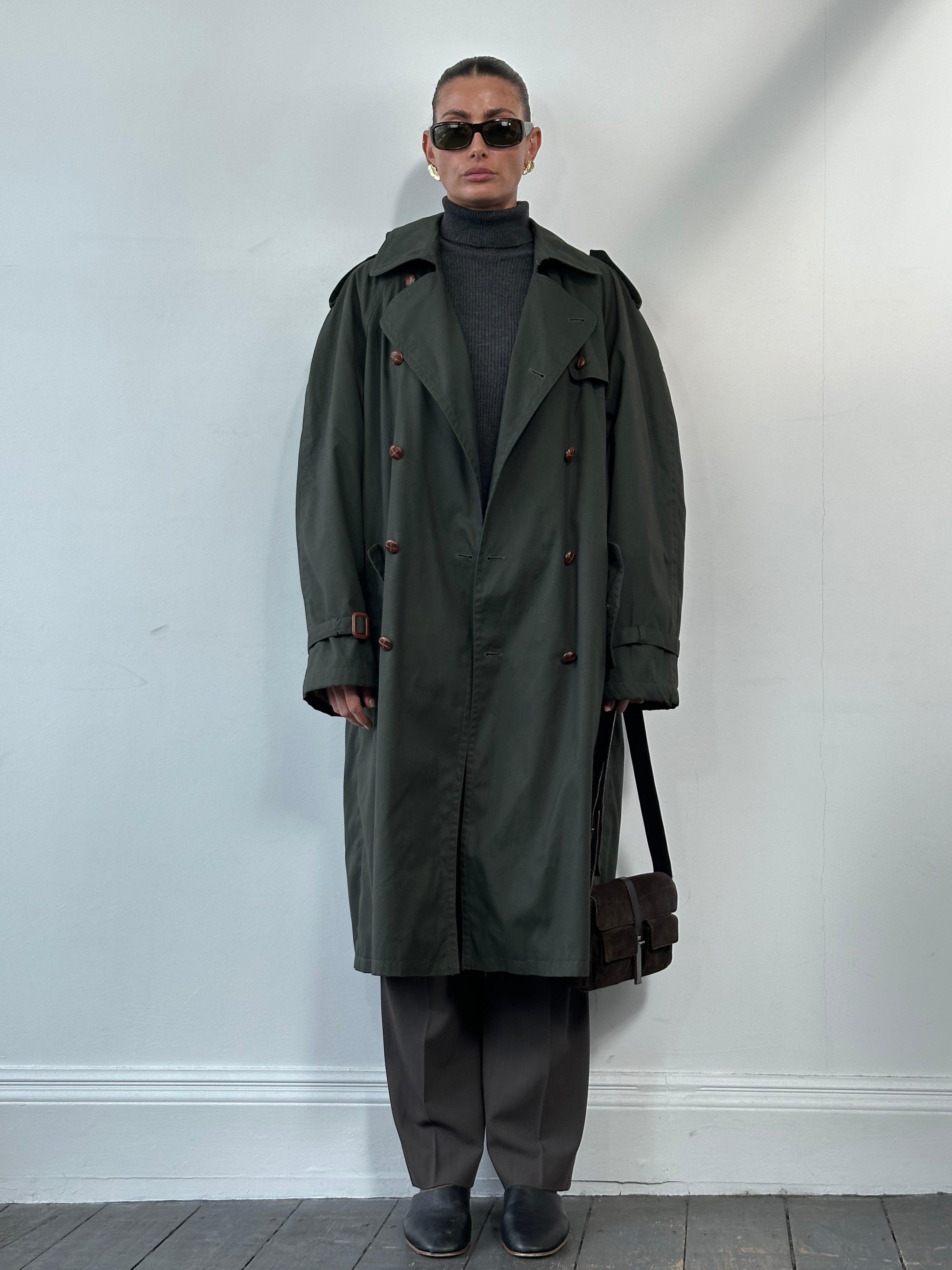 Vintage double-breasted trench coat in XL/XXL, showcasing classic design with wide lapels and belt, in a timeless vintage style.