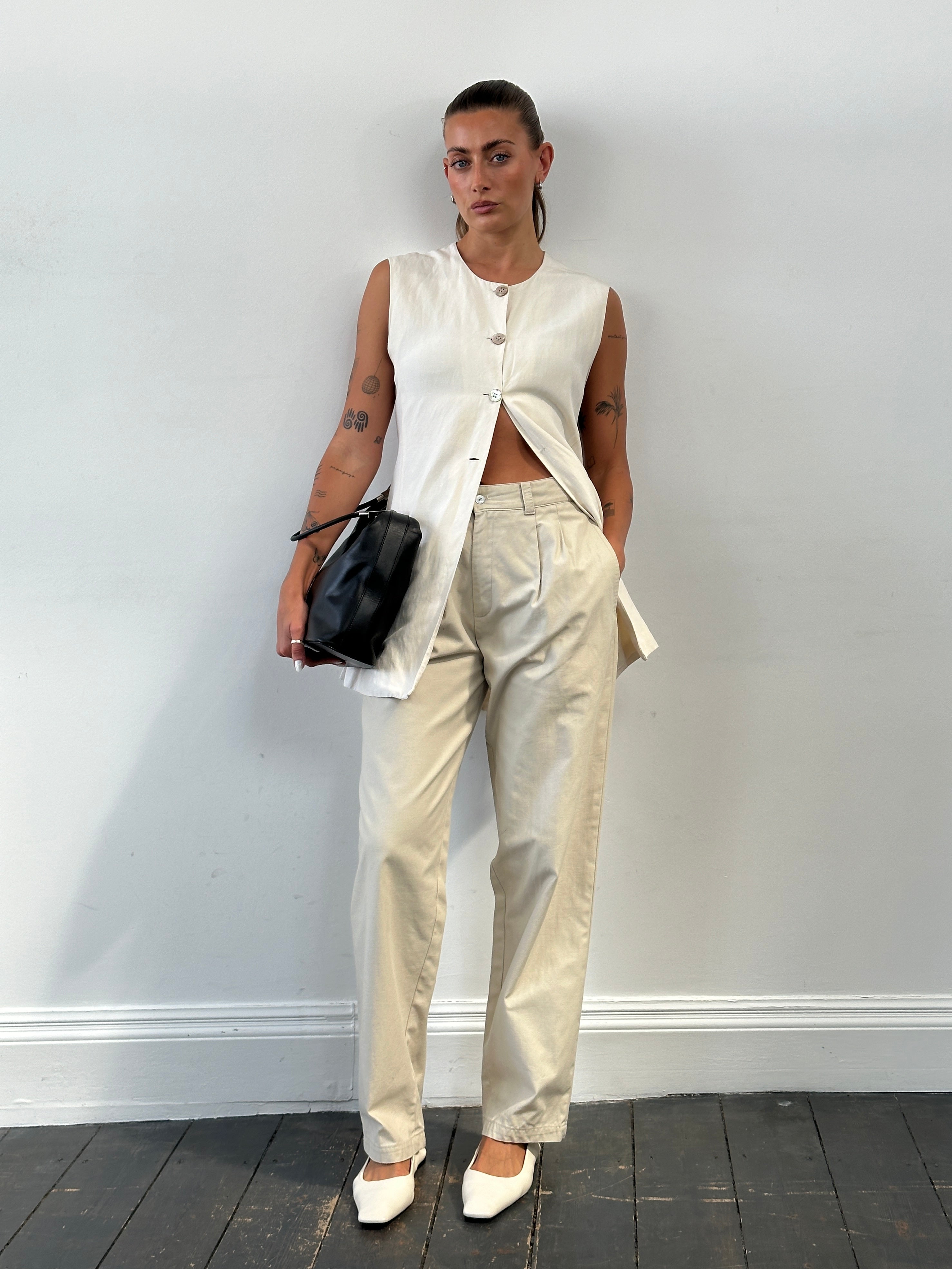 Vintage high waisted pleated trousers in W28, featuring classic design, tailored fit, and vintage-inspired style.