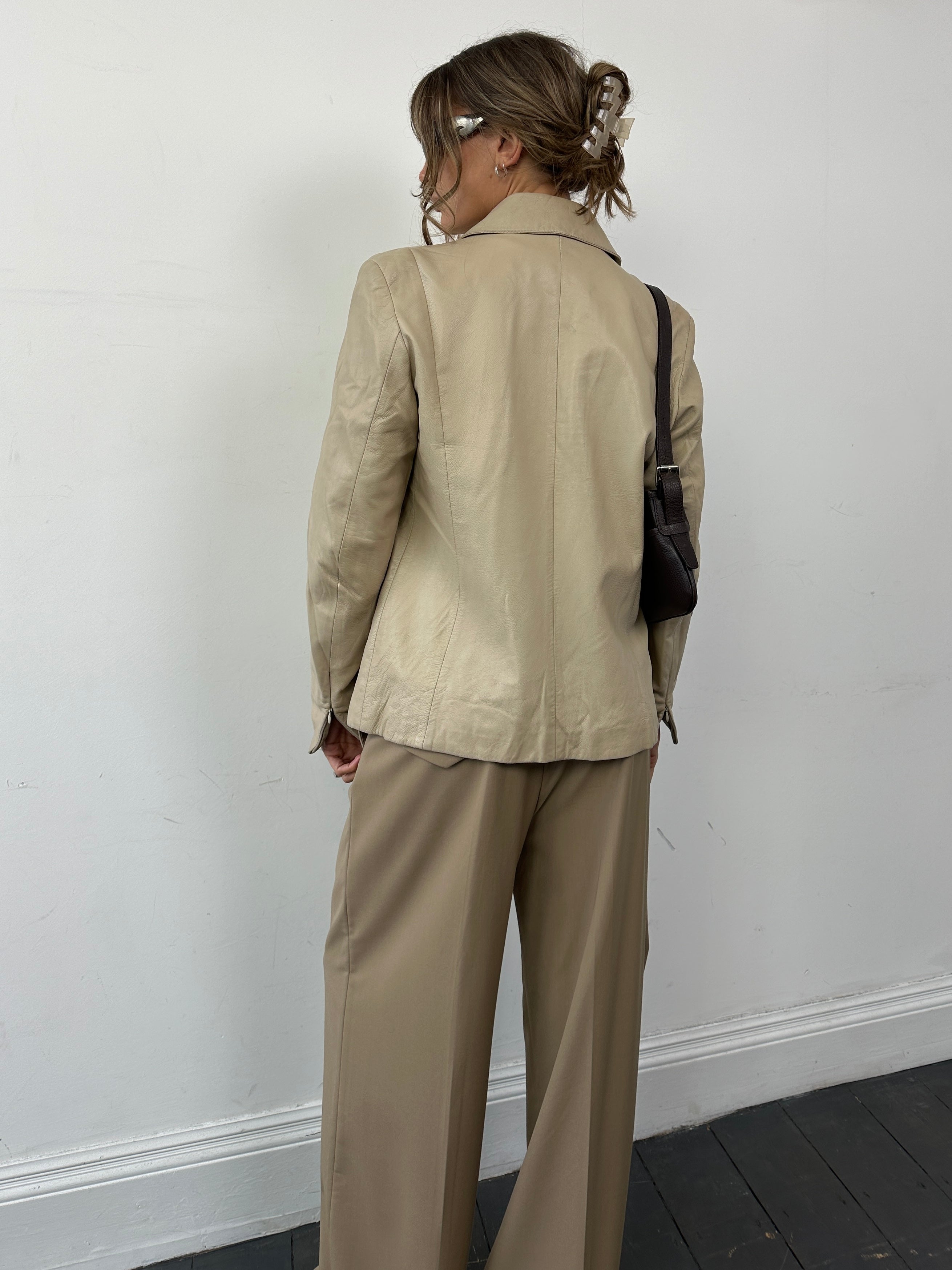 Italian vintage leather jacket with double zip design, in size S/M, featuring classic craftsmanship and distressed leather finish.