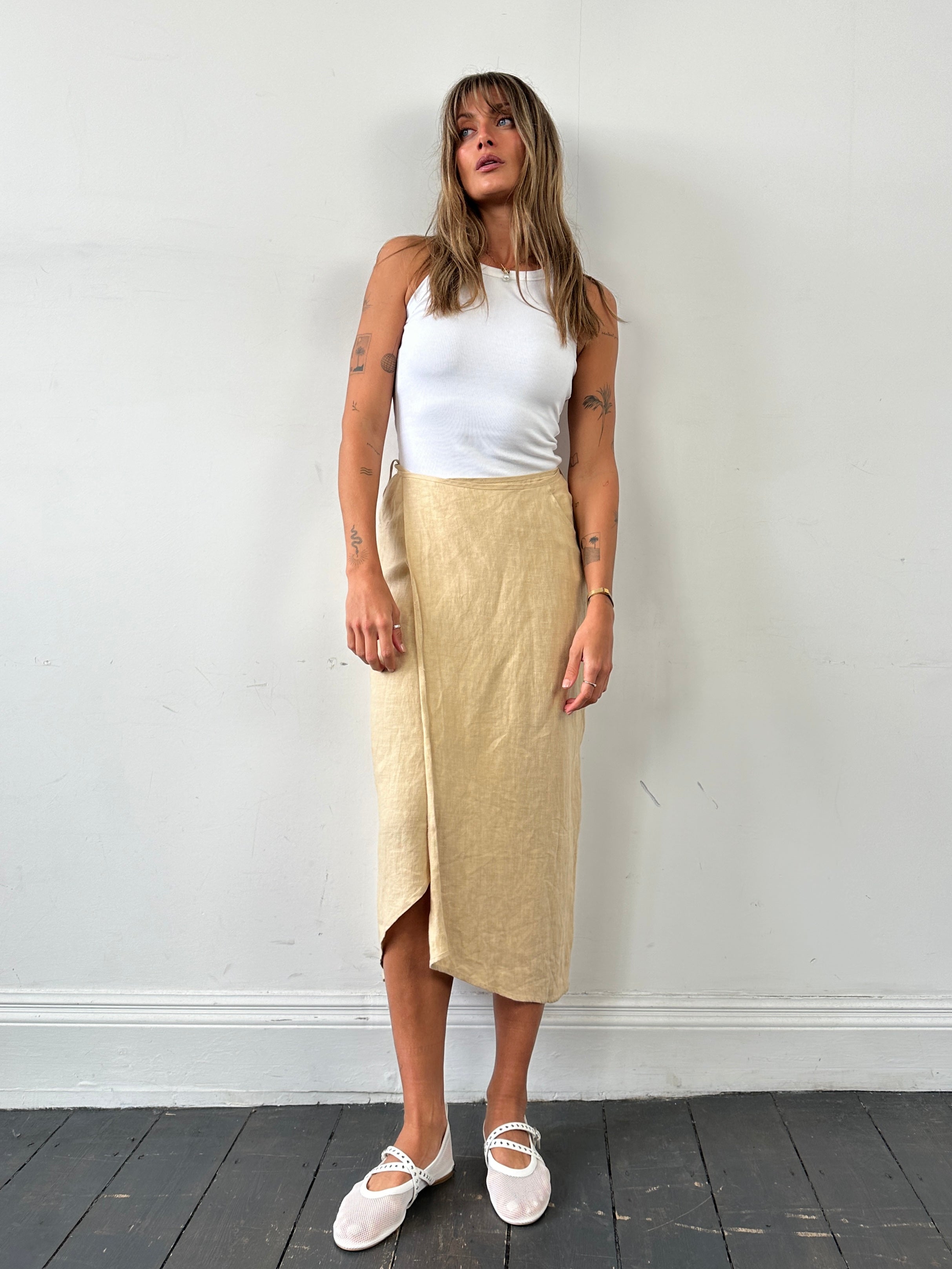 Vintage Italian pure linen midi wrap skirt in S/M, showcasing its lightweight, natural fabric and classic design.
