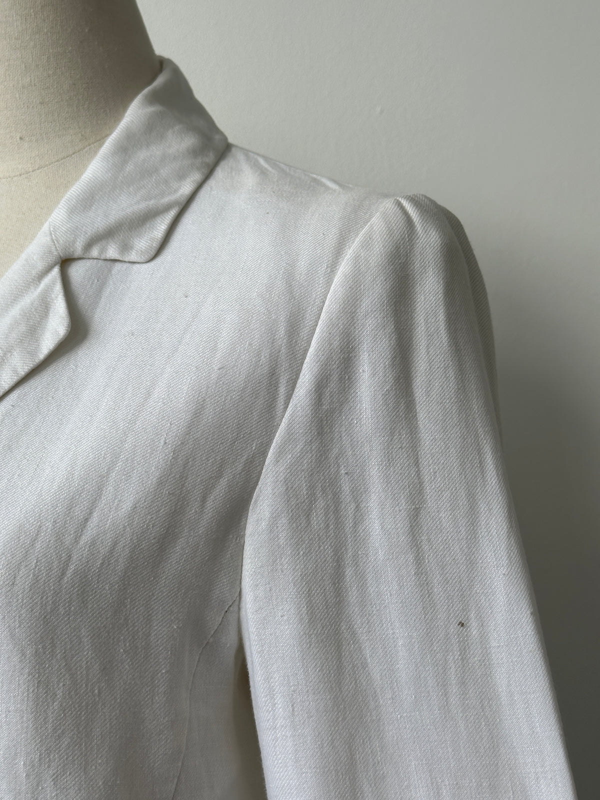 Max Mara 1990s pure linen single-breasted jacket, size S, shown on a hanger with a classic tailored fit and neutral color.