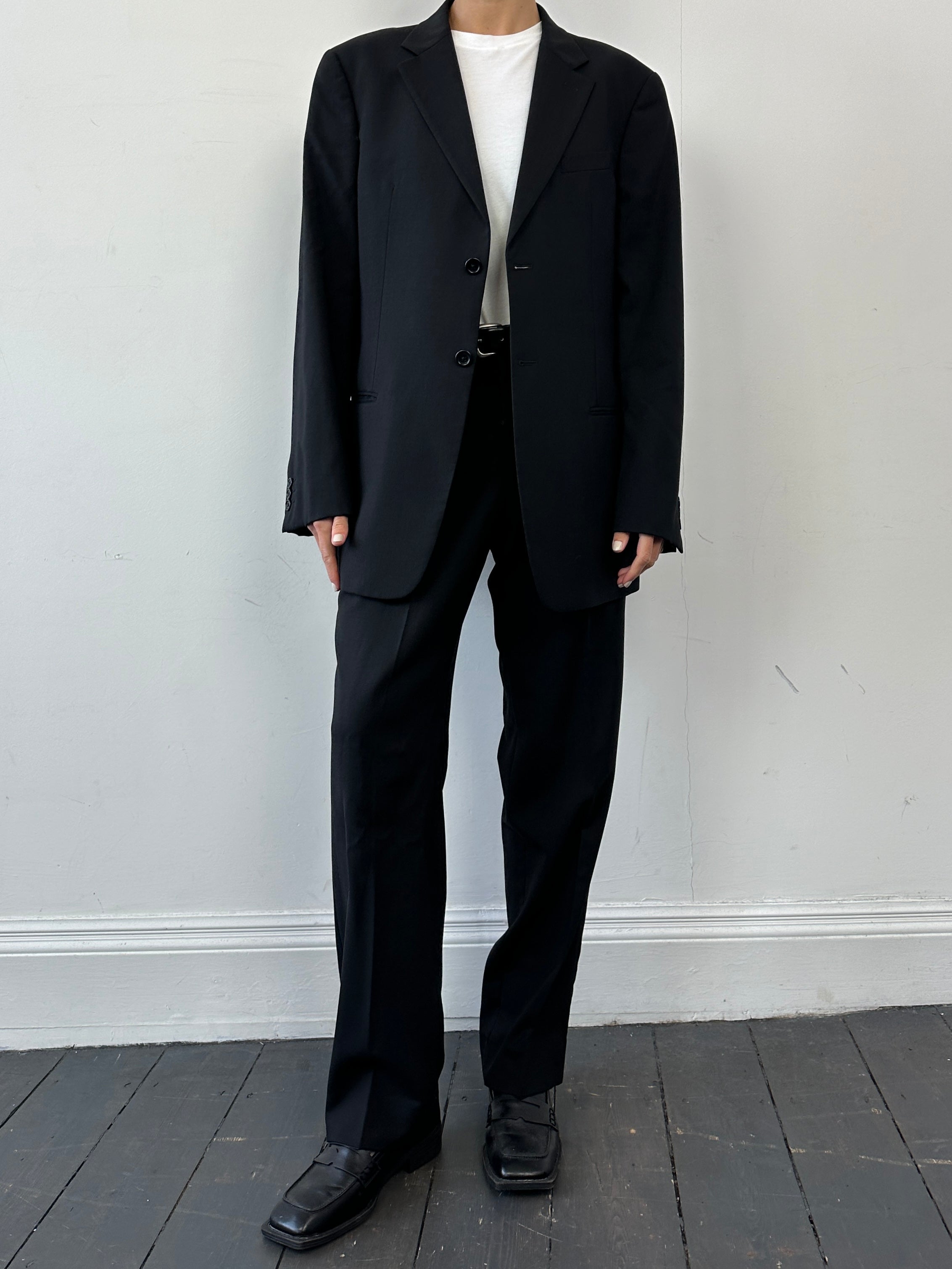 Armani Collezioni pure wool single-breasted suit in size 42R/W34, tailored fit with classic lapel and button closure.